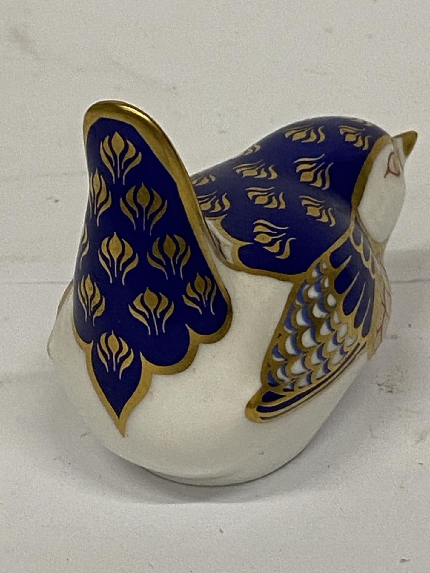 A ROYAL CROWN DERBY WREN WITH GOLD STOPPER - Image 3 of 4