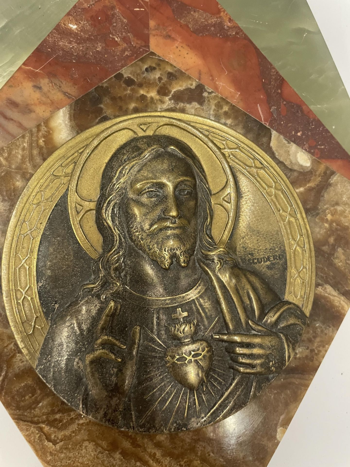 A VINTAGE BRASS AND MARBLE RELIGIOUS ICON - Image 2 of 3