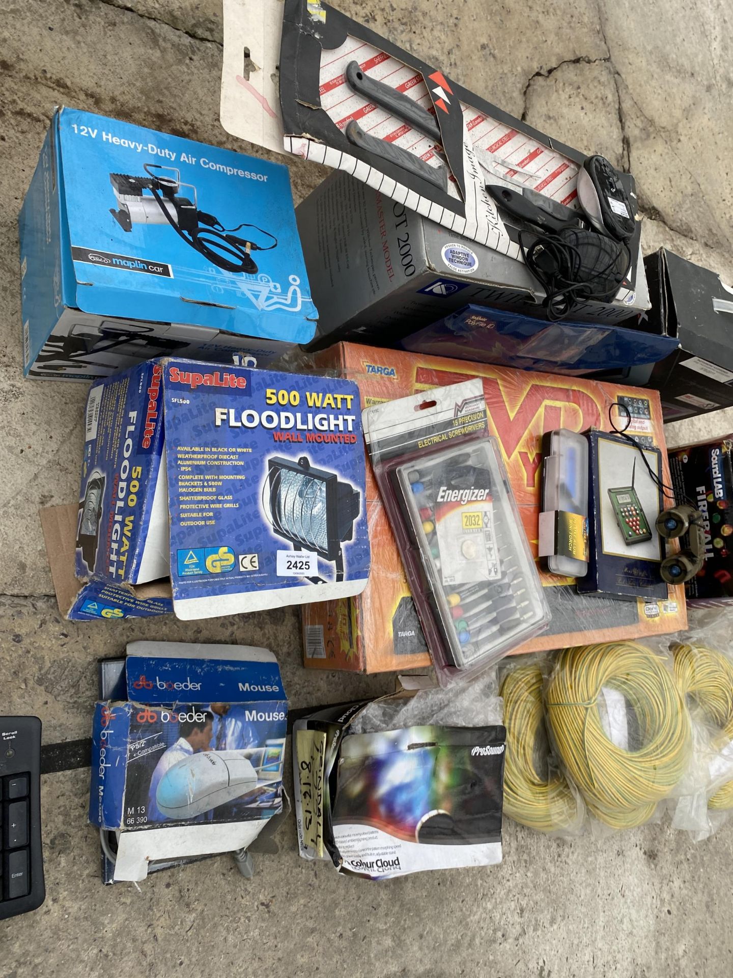 AN ASSORTMENT OF ITEMS TO INCLUDE FLOODLIGHT, A FIREBALL AND CABLE ETC - Bild 3 aus 5