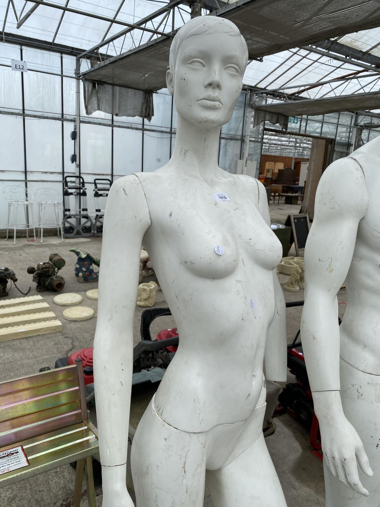 A FEMALE LIFE SIZE MANNEQUIN ON A STAND - Bild 2 aus 3