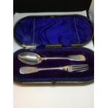 A HALLMARKED SHEFFIELD SILVER FORK AND SPOON SET IN A PRESENTATION BOX