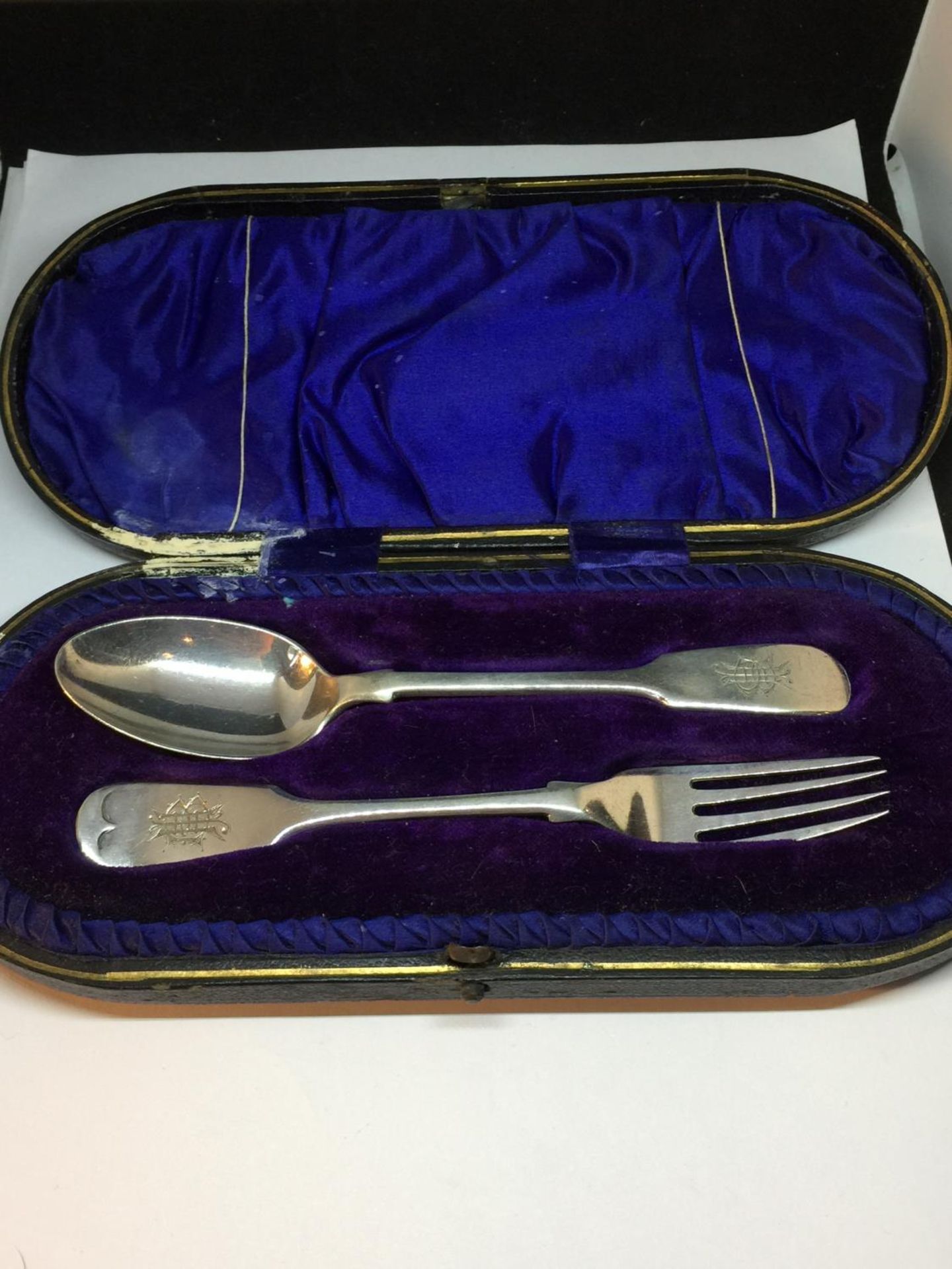 A HALLMARKED SHEFFIELD SILVER FORK AND SPOON SET IN A PRESENTATION BOX