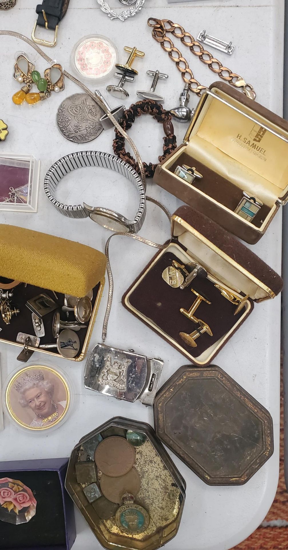 A COLLECTION OF VINTAGE COSTUME JEWELLERY AND FURTHER WATCHES, PAIR OF SUNGLASSES, BOXED CUFFLINKS - Image 2 of 5