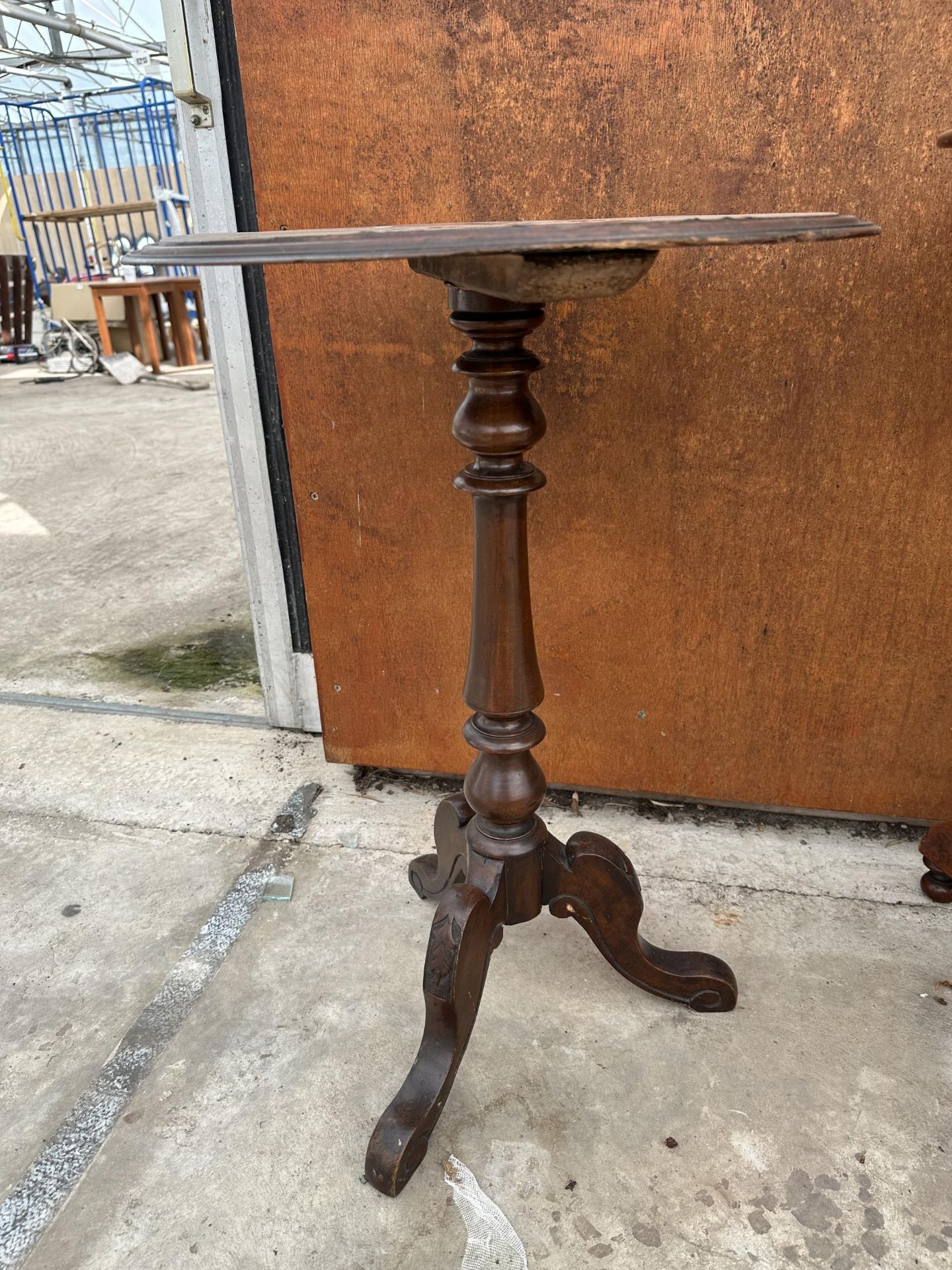 TWO WINE TABLES TO INCLUDE A VICTORIAN MAHOGANY EXAMPLE - Bild 4 aus 6