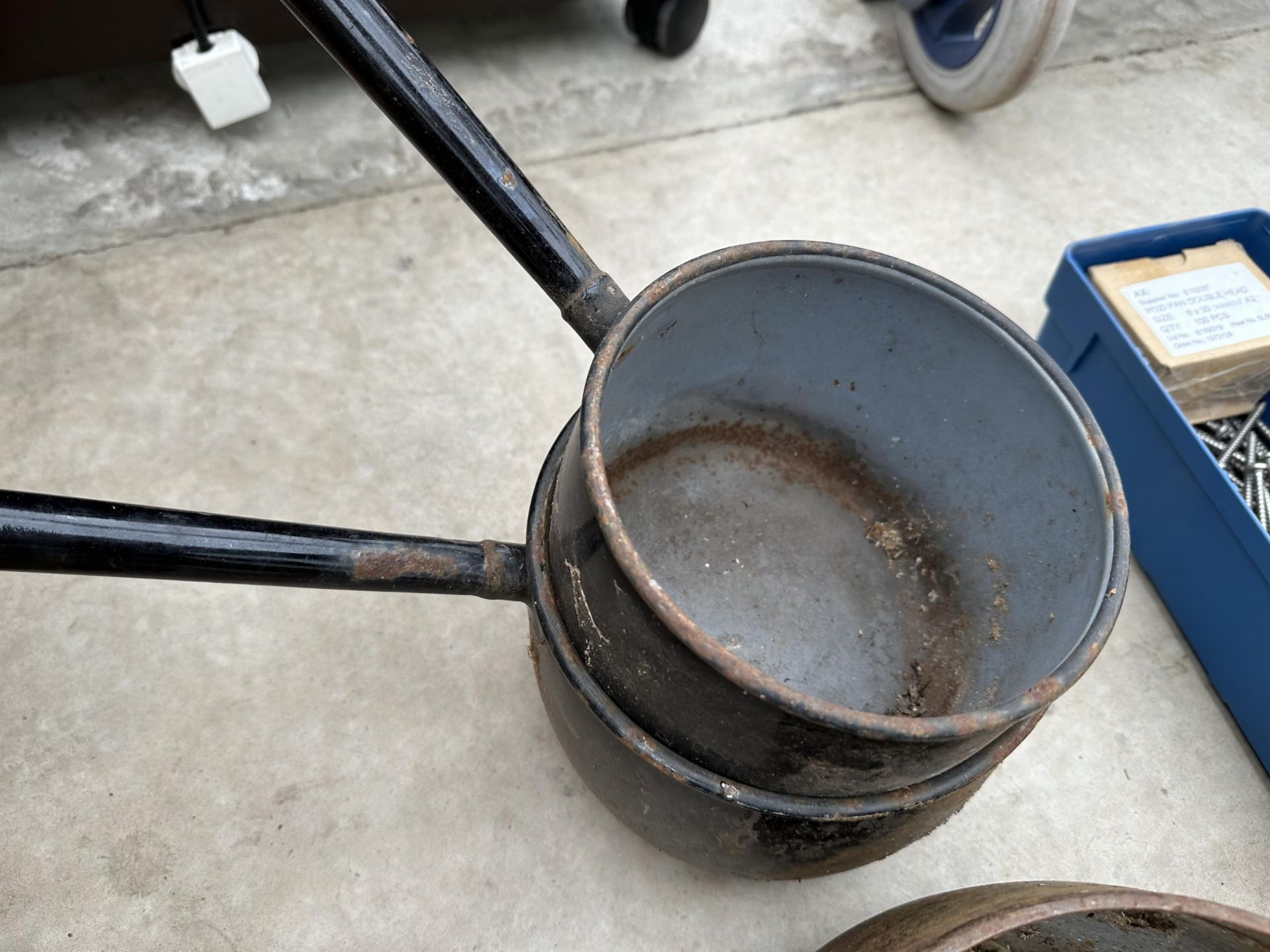 FOUR VINTAGE ENAMELED COOKING PANS - Image 3 of 4