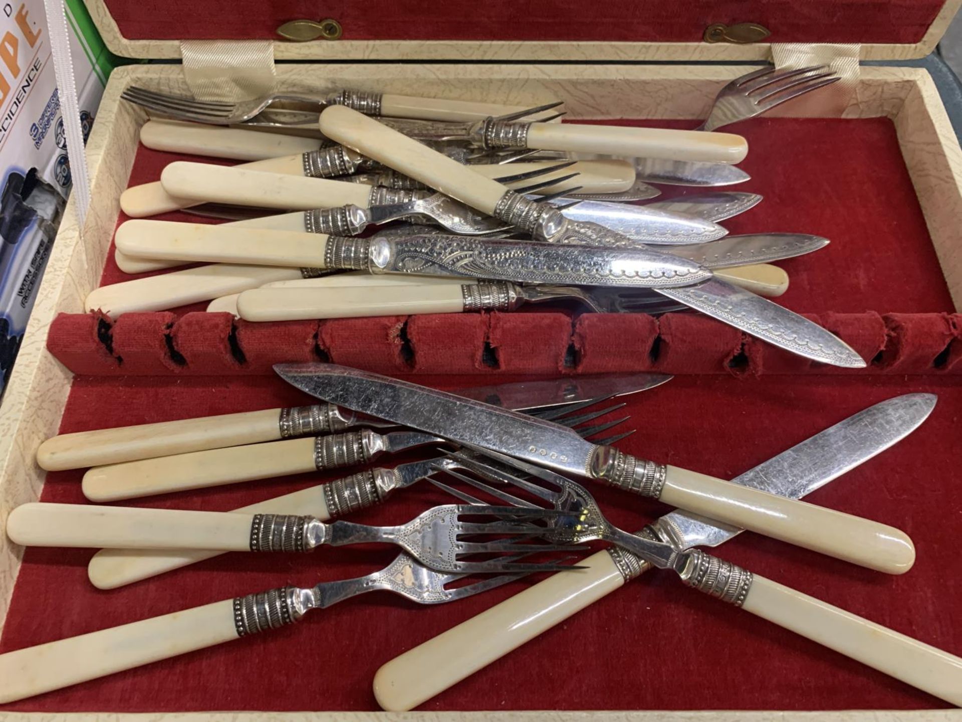 A SET OF VINTAGE KNIVES AND FORKS IN A BOX PLUS AN EMPTY MAHOGANY FLATWARE BOX - Image 3 of 3