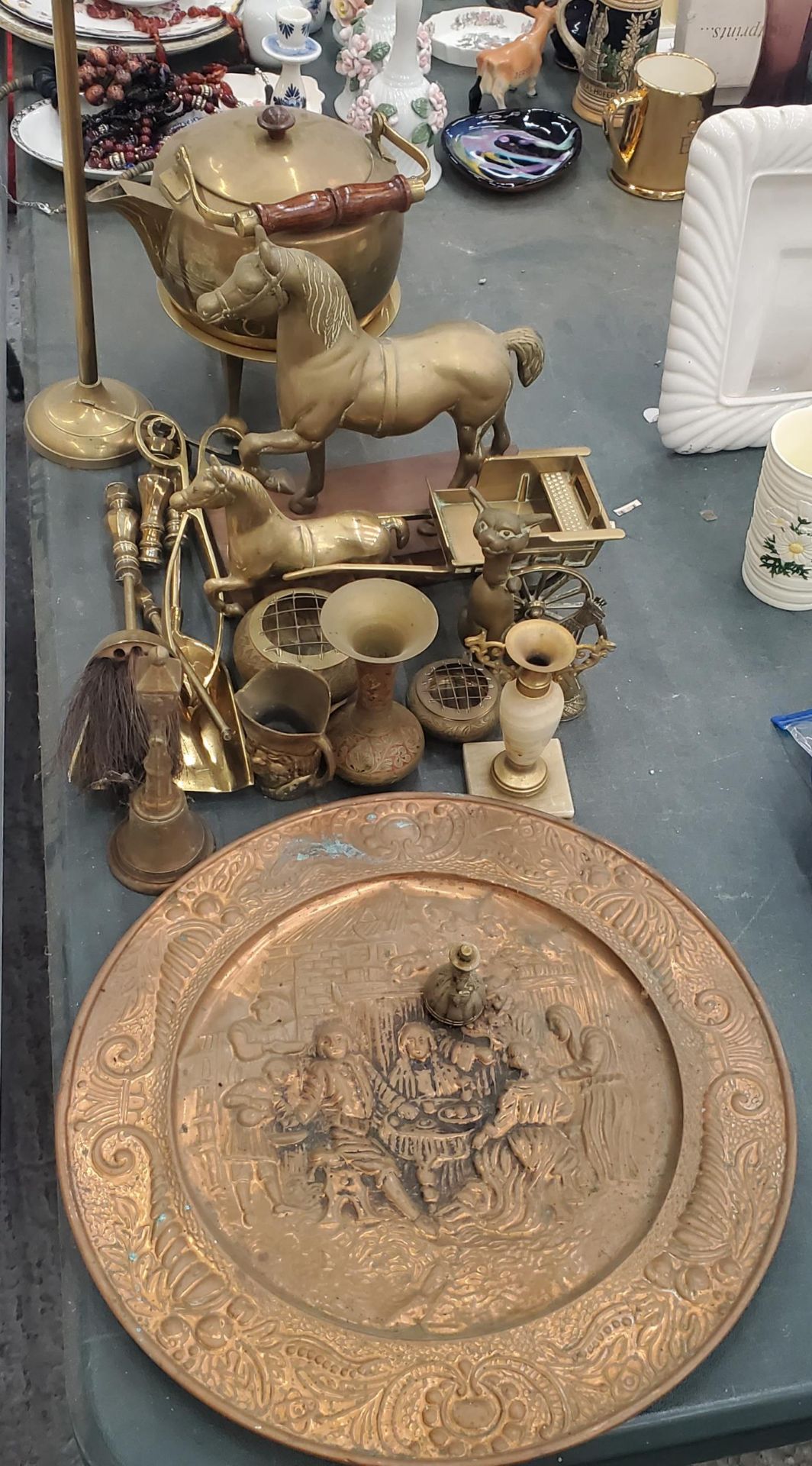 A COLLECTION OF VINTAGE BRASS ITEMS, KETTLE, HORSE, CHARGER ETC