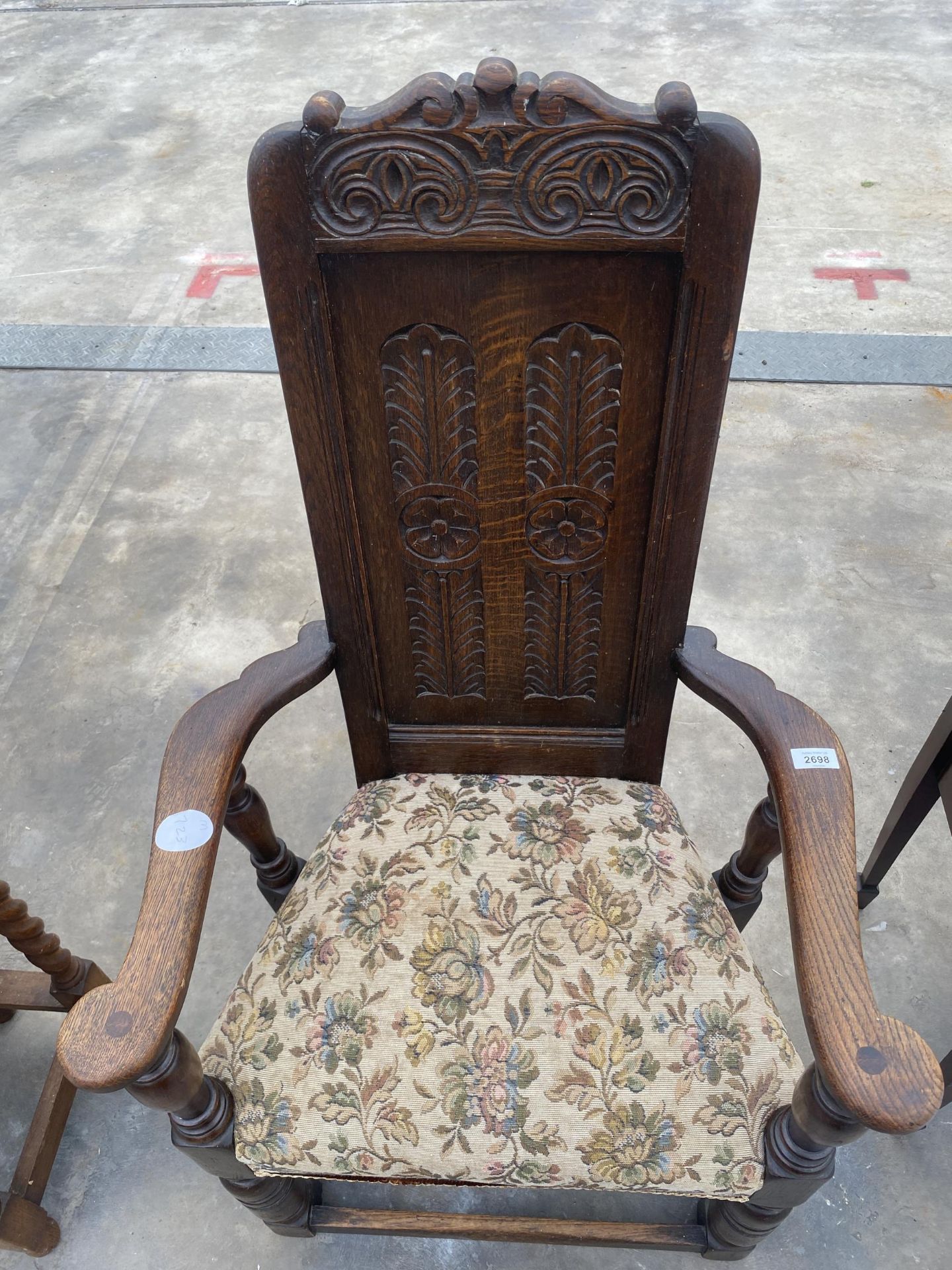 AN OAK EARLY 20TH CENTURY JACOBEAN STYLE THRONE CHAIR ON TURNED BULBOUS LEGS, WITH CARVED PANEL BACK - Image 5 of 5