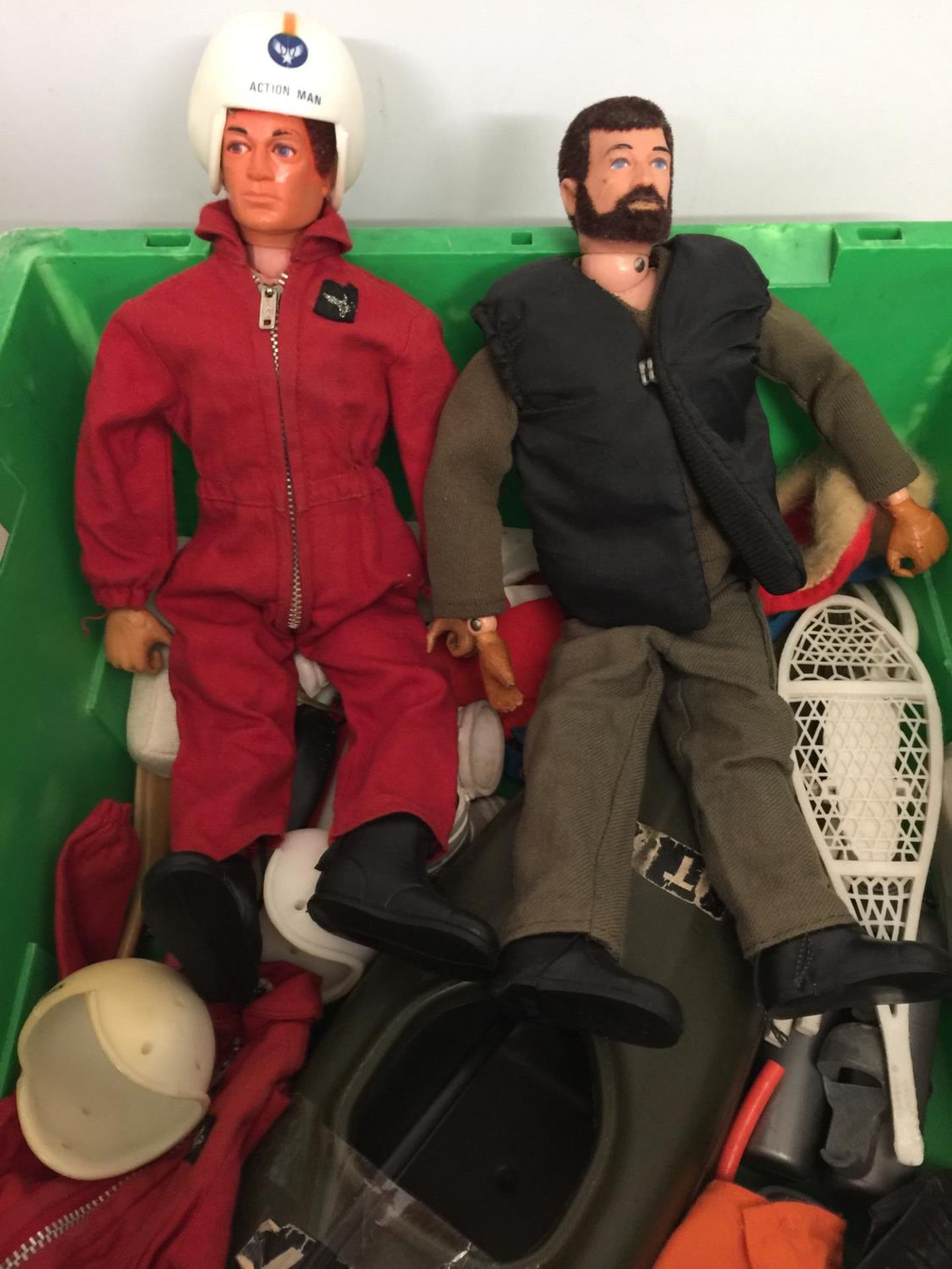 A COLLECTION OF VINTAGE ACTION MAN ITEMS TO INCLUDE TWO FIGURES ( 1 WITH EAGLE EYES), A CANOE, - Image 2 of 5