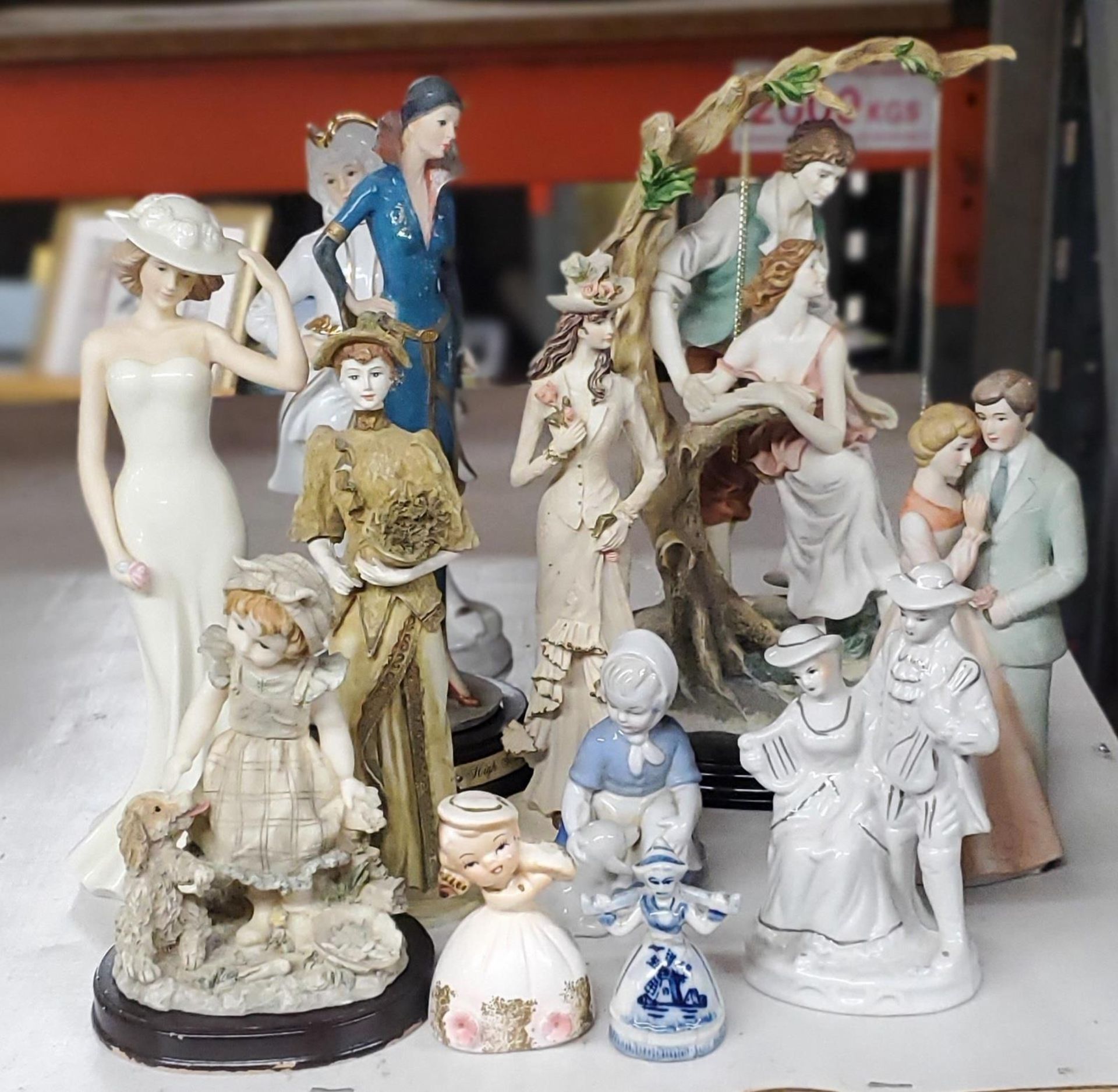 A MIXED LOT OF CERAMIC FIGURES