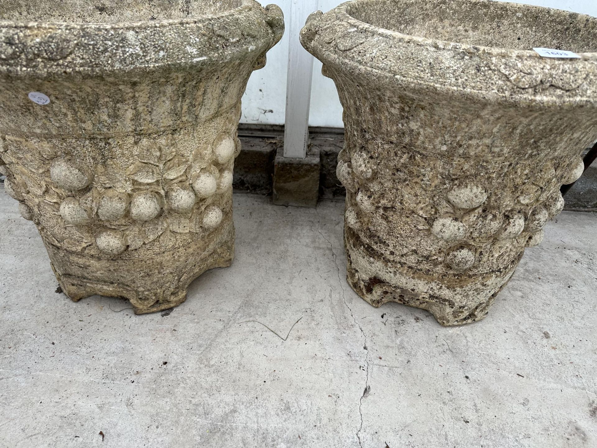 A PAIR OF LARGE DECORATIVE RECONSTITUTED STONE GARDEN PLANT POTS - Image 3 of 3