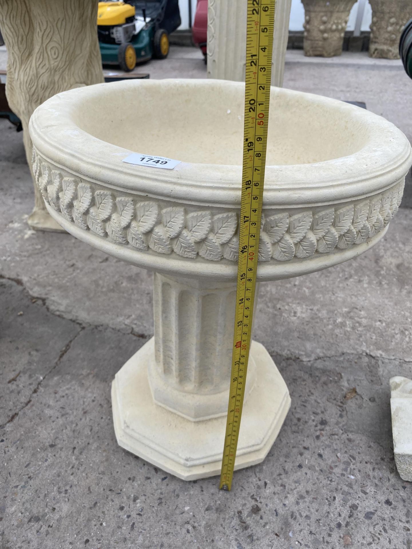 AN AS NEW EX DISPLAY CONCRETE COLUMN BIRDBATH *PLEASE NOTE VAT TO BE PAID ON THIS ITEM* - Image 3 of 3