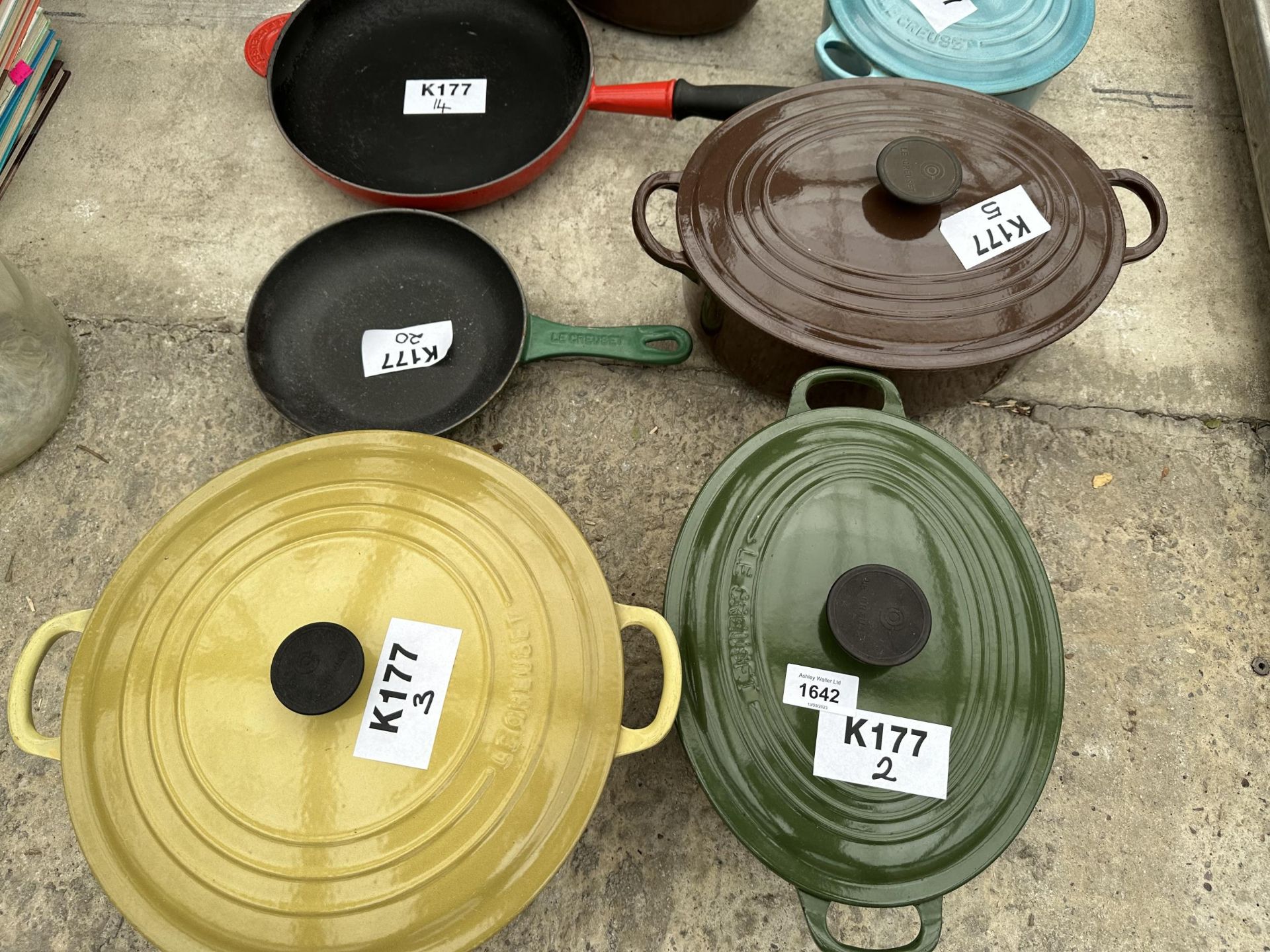 AN ASSORTMENT OF COLOURED LE CREUSET PANS TO INCLUDE CASAROLE DISHES AND FRYING PANS ETC - Bild 2 aus 5