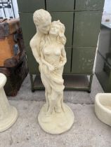 AN AS NEW EX DISPLAY CONCRETE 'LOVERS' STATUE *PLEASE NOTE VAT TO BE PAID ON THIS ITEM*