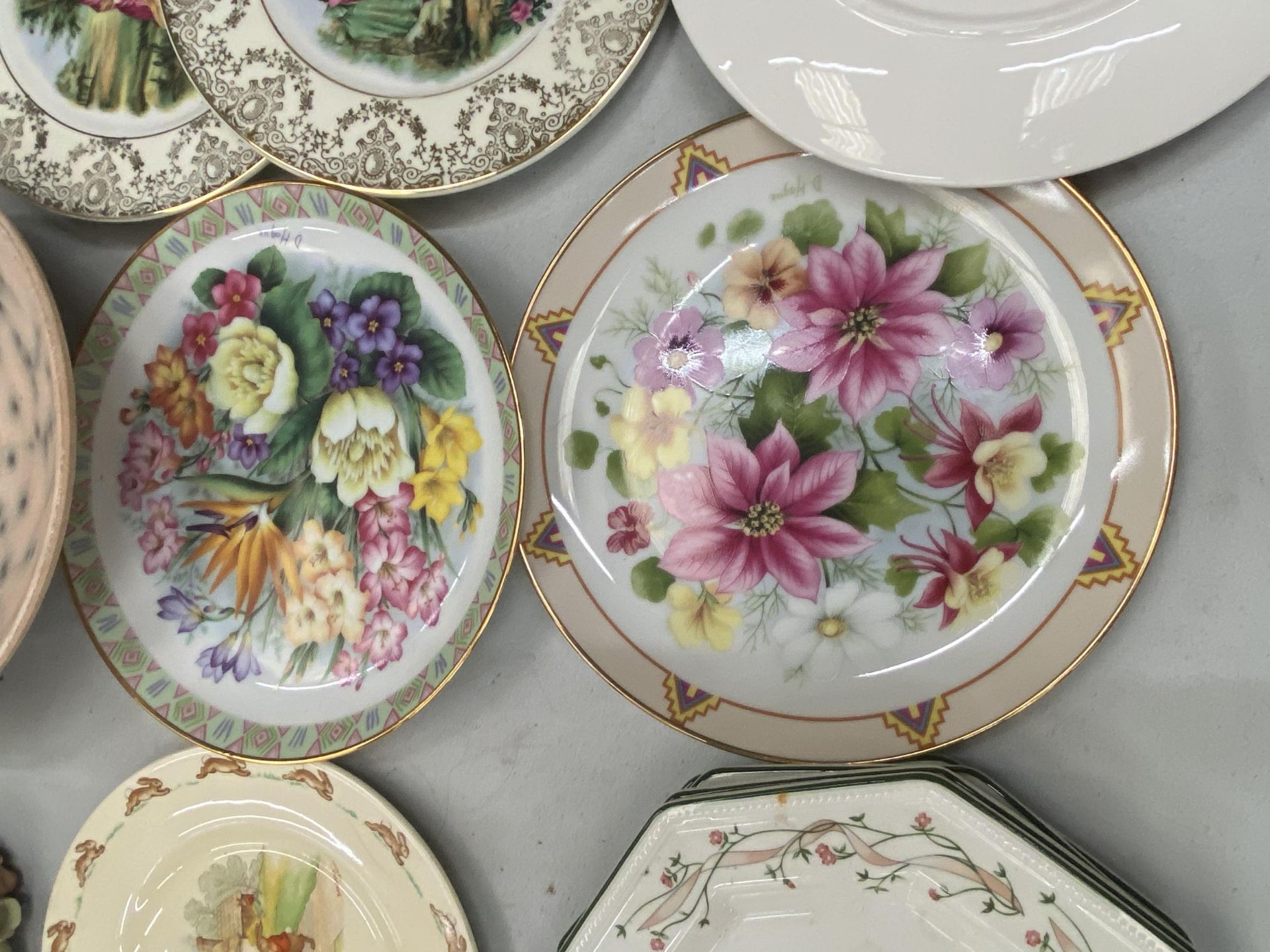 A QUANTITY OF ITEMS TO INCLUDE CABINET PLATES, VINTAGE CHINA CUPS, ETERNAL BEAU PLATES, A - Image 7 of 9