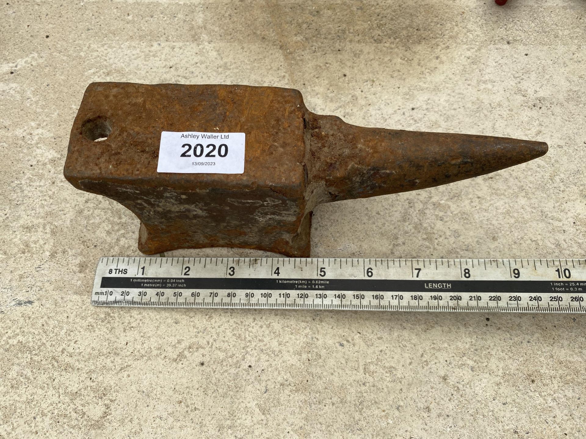 A MINIATURE CAST IRON SAMPLE ANVIL