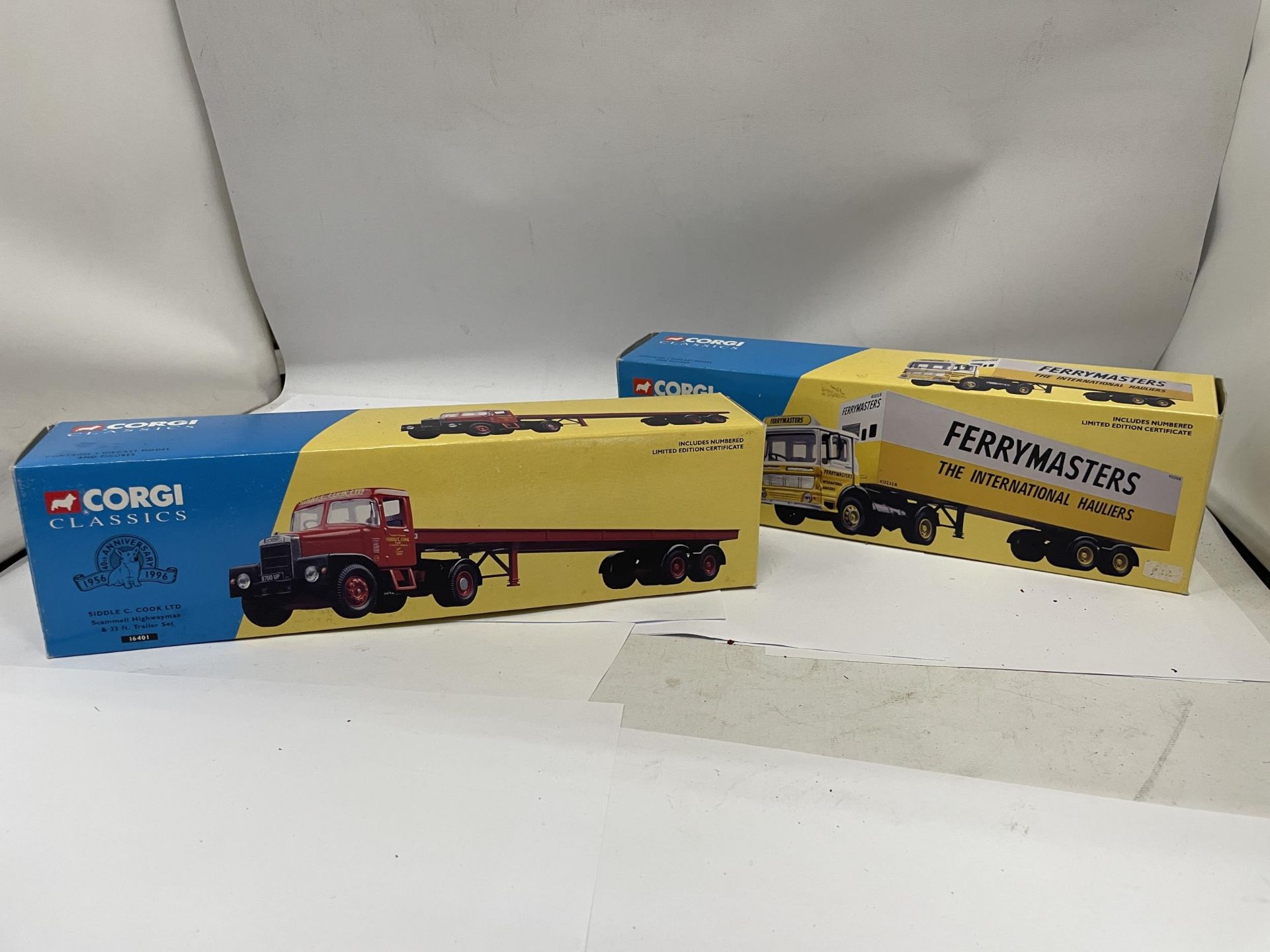 TWO CORGI CLASSICS TO INCLUDE FERRYMASTERS AEC BOXED TRAILER SET NO. 21301 AND A SCAMMELL'S