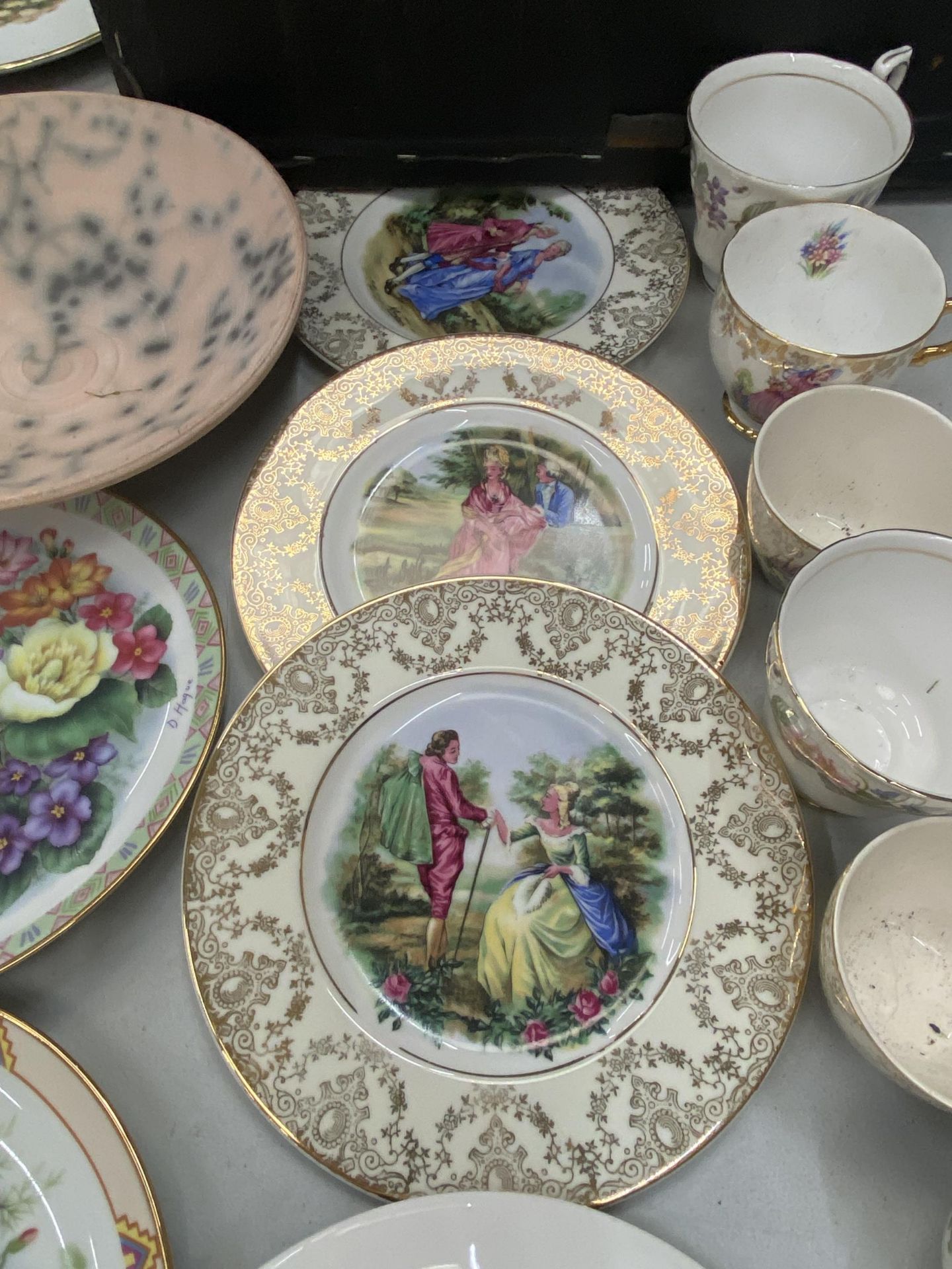 A QUANTITY OF ITEMS TO INCLUDE CABINET PLATES, VINTAGE CHINA CUPS, ETERNAL BEAU PLATES, A - Image 5 of 9