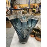 A SET OF FIVE SMALL COPPER PANS WITH BRASS HANDLES PLUS A LARGE STUDIO ART GLASS VASE WITH