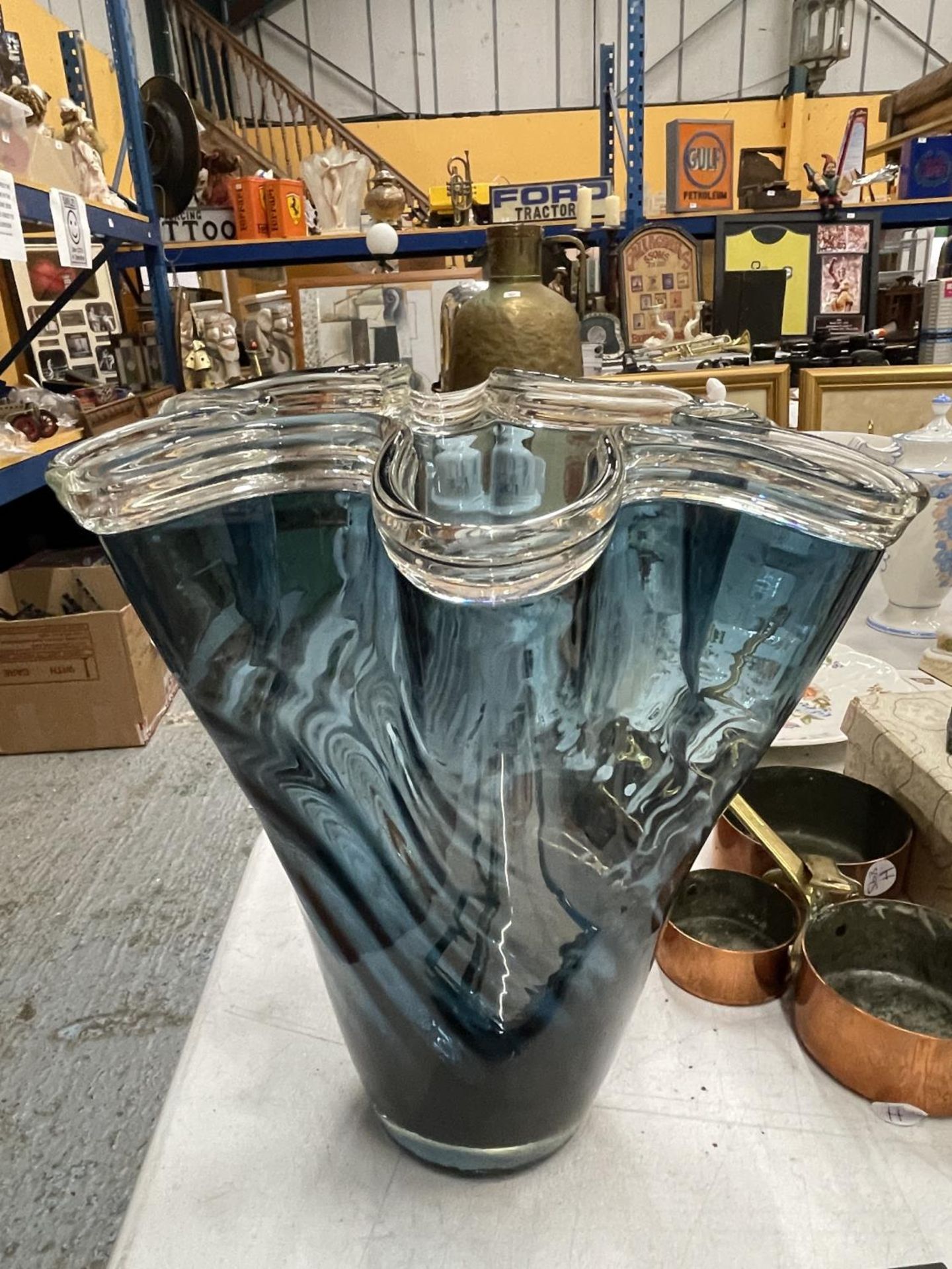 A SET OF FIVE SMALL COPPER PANS WITH BRASS HANDLES PLUS A LARGE STUDIO ART GLASS VASE WITH