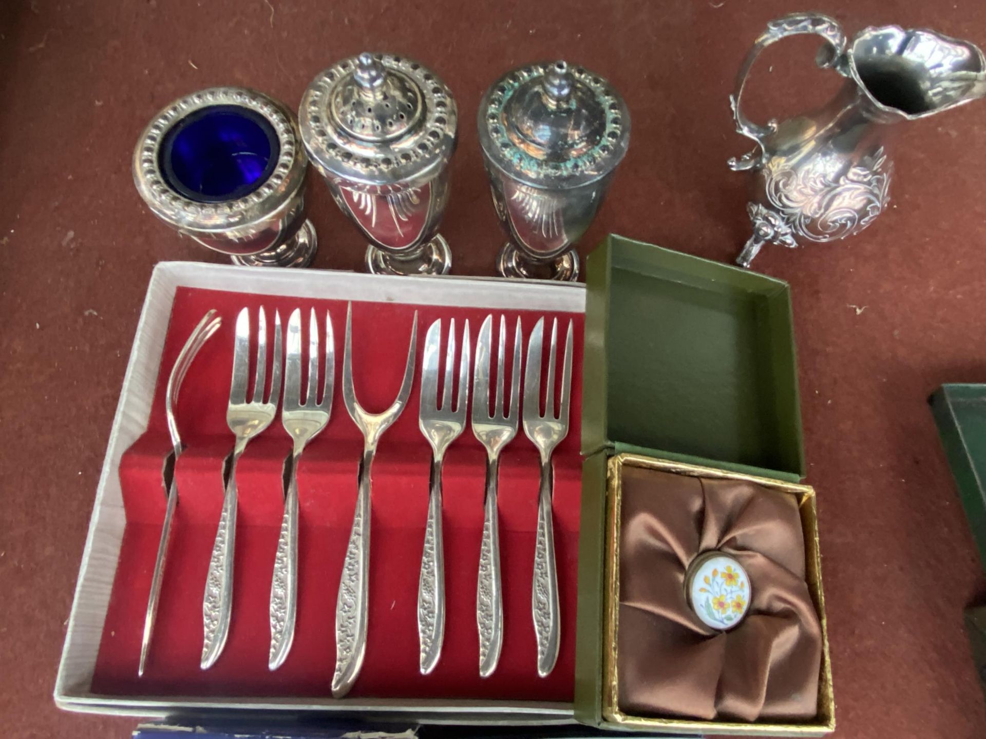 AN ASSORTMENT OF VINTAGE ITEMS TO INCLUDE HALLMARKED SILVER BADGES, A WATERMAN FOUNTAIN PEN AND A - Image 4 of 4