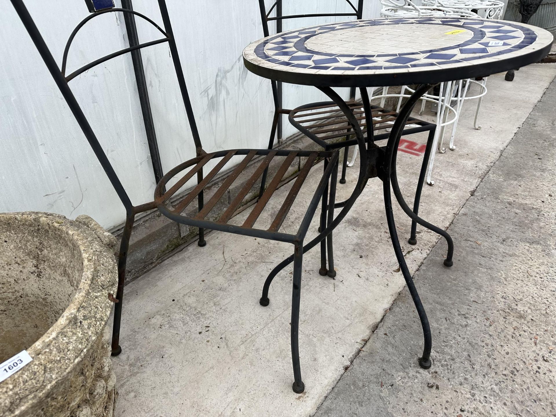 A TILE TOPPED ROUND BISTRO TABLE WITH TWO FOLDING CHAIRS - Bild 3 aus 3