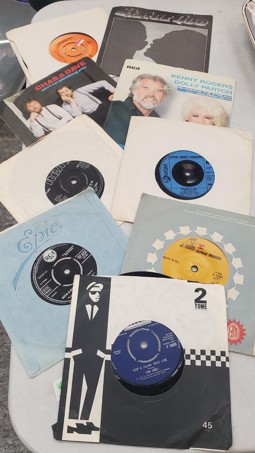 A QUANTITY OF 45RPM VINYL SINGLE RECORDS TO INCLUDE ROD STEWART, JONA LEWIE, FLEETWOOD MAC, CLIFF - Image 3 of 5