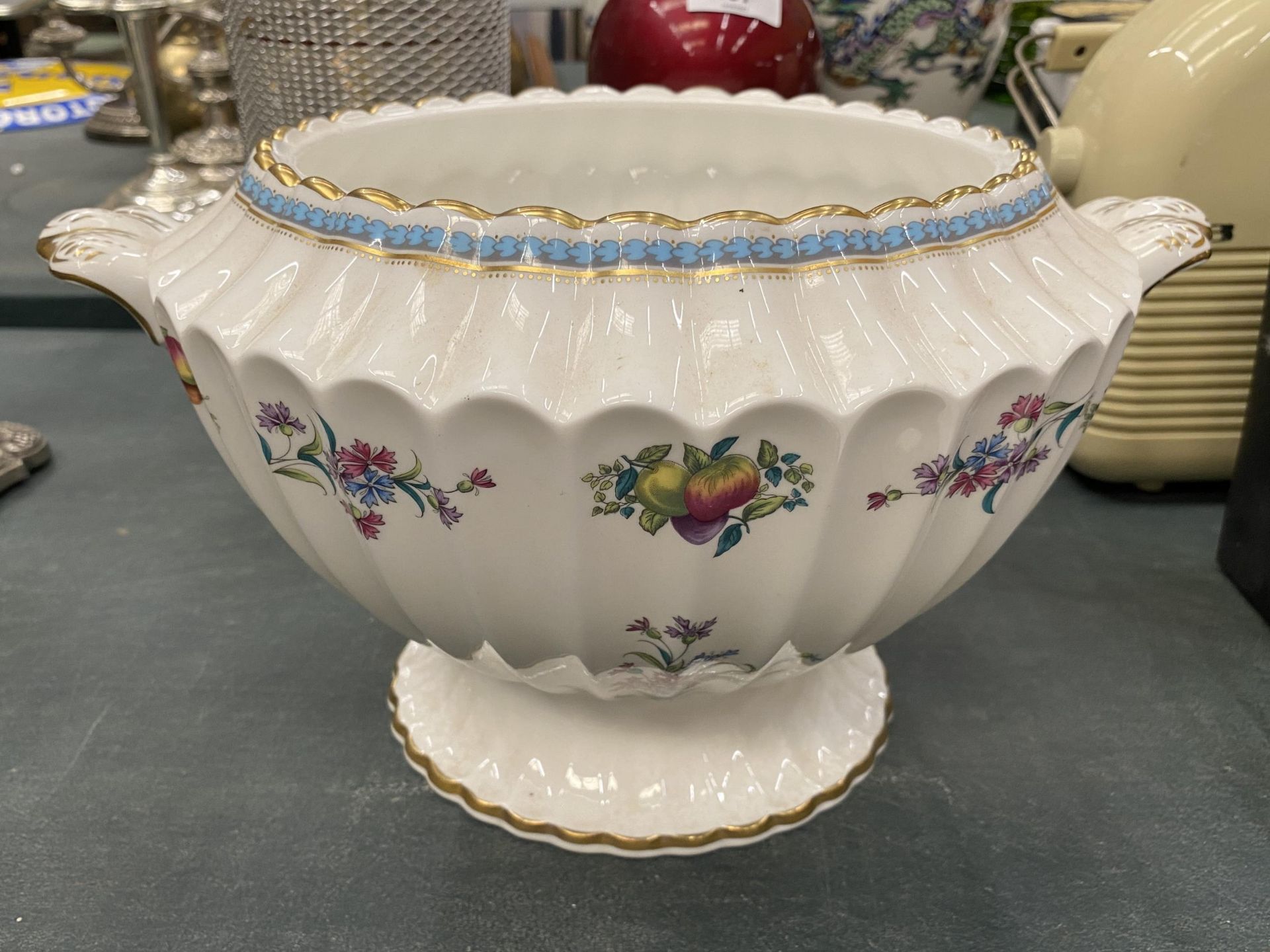 A SPODE FLEUR DE LYS PLATINUM SERVING BOWL, SPODE TRAPNELL SPRAYS SERVING BOWL, SOUP COUPE AND - Image 4 of 6