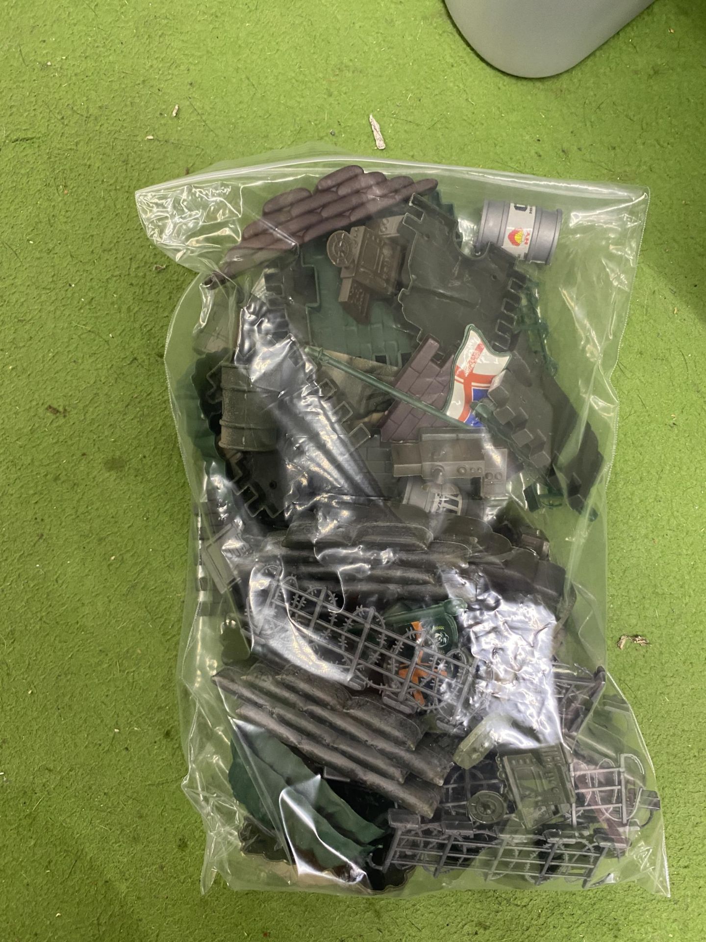 A BOX OF ASSORTED ARMY FIGURE ACCESSORIES IN PLASTIC BAGS - Image 2 of 3