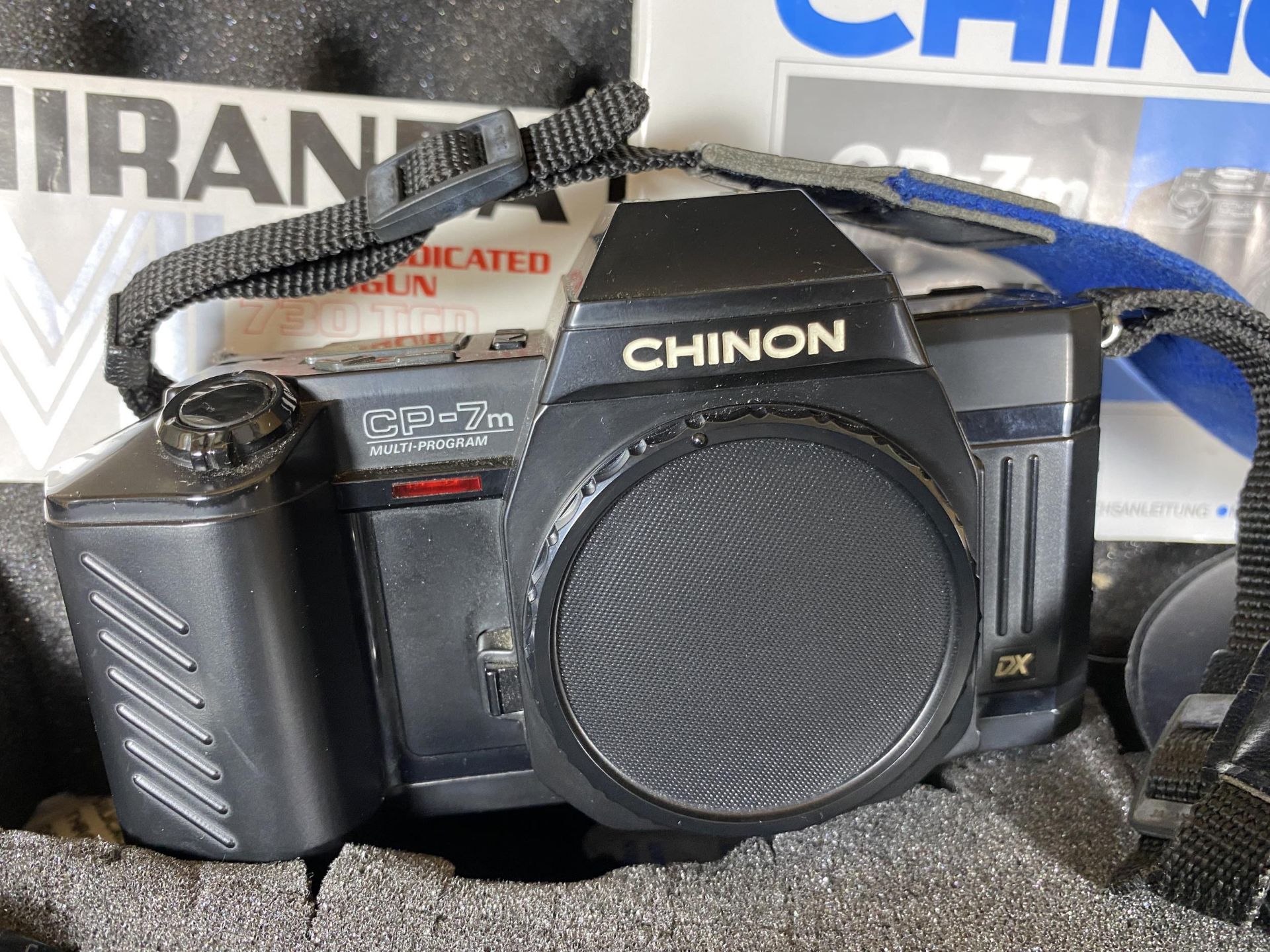 A CHINON CP-7M MULTI PROGRAM CAMERA WITH VIVITAR 1:4.2-5.8 MACRO FOCUSING ZOOM 70-300MM LENS, KAX - Bild 3 aus 8