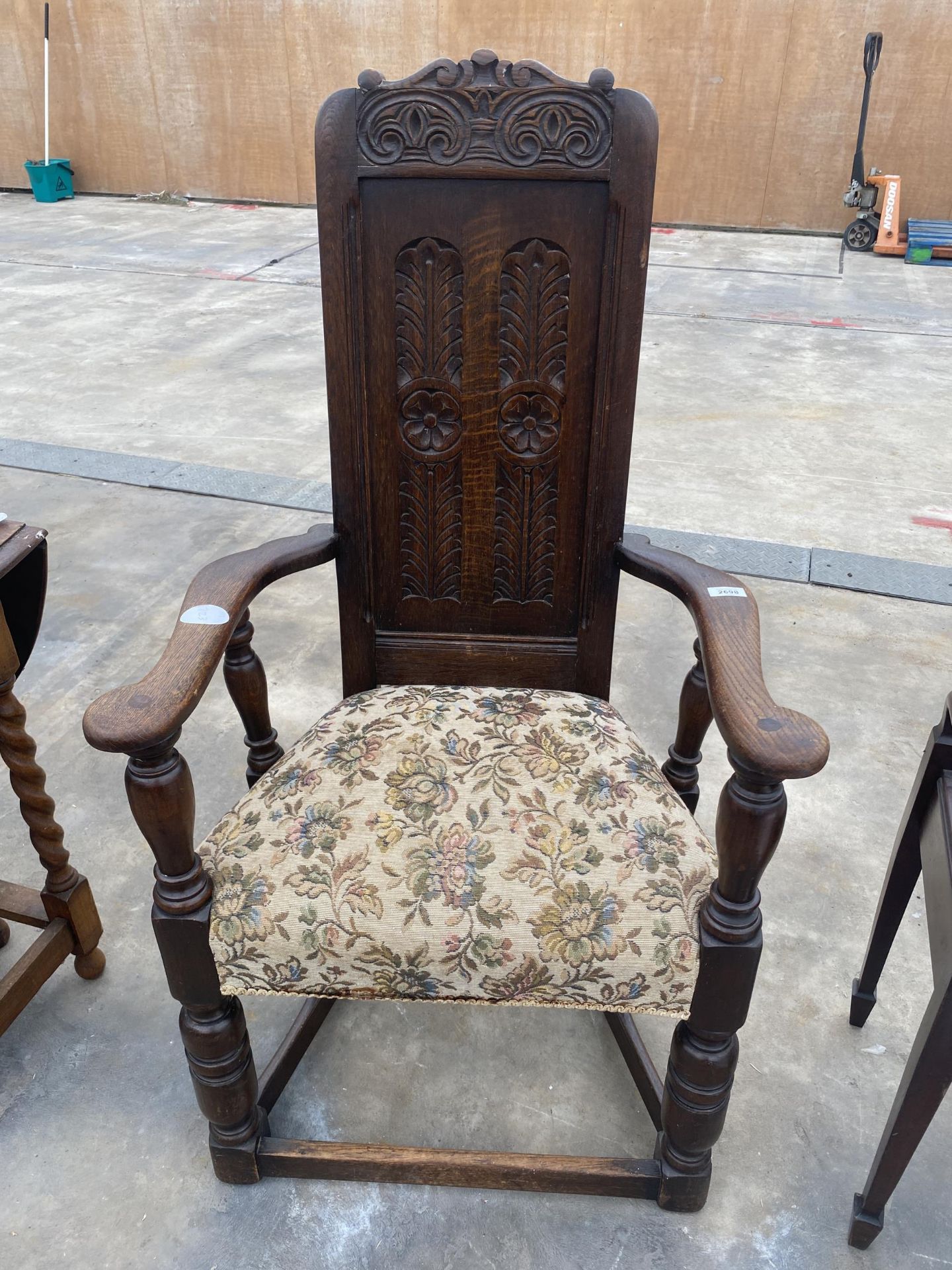 AN OAK EARLY 20TH CENTURY JACOBEAN STYLE THRONE CHAIR ON TURNED BULBOUS LEGS, WITH CARVED PANEL BACK