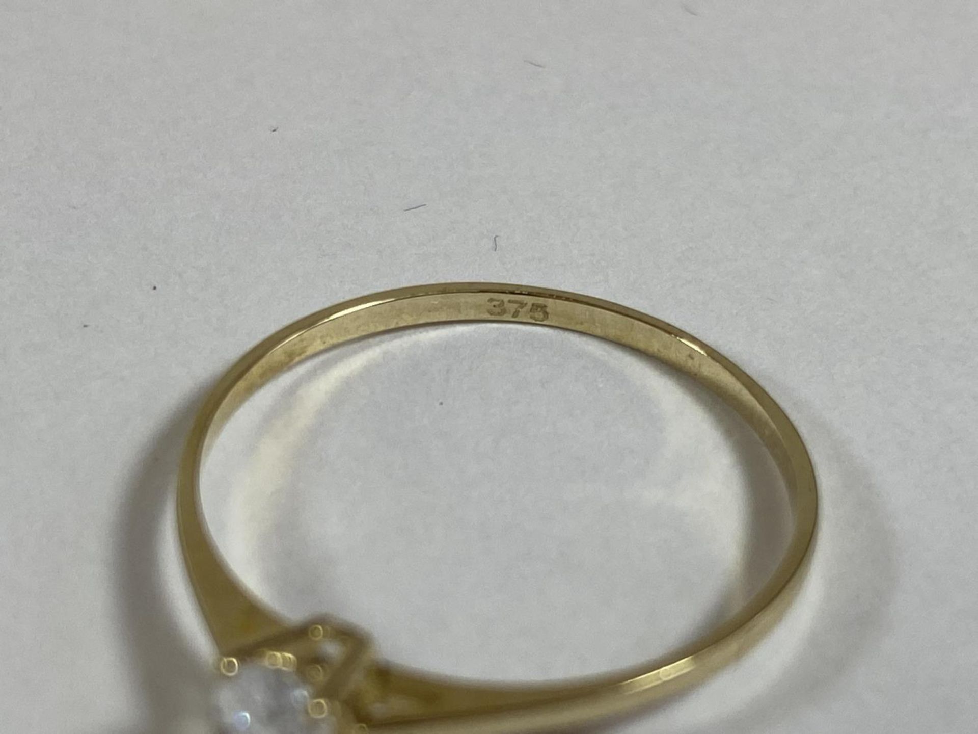 A VINTAGE 9CT YELLOW GOLD SOLITAIRE RING, SIZE R/S - Image 3 of 3