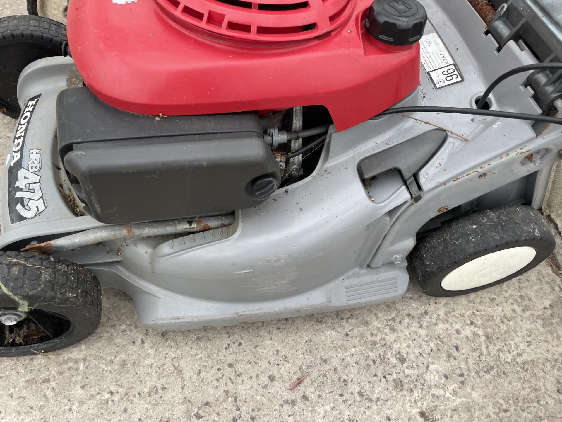 A HONDA HRB475 PETROL LAWN MOWER WITH GRASS BOX - Image 3 of 4