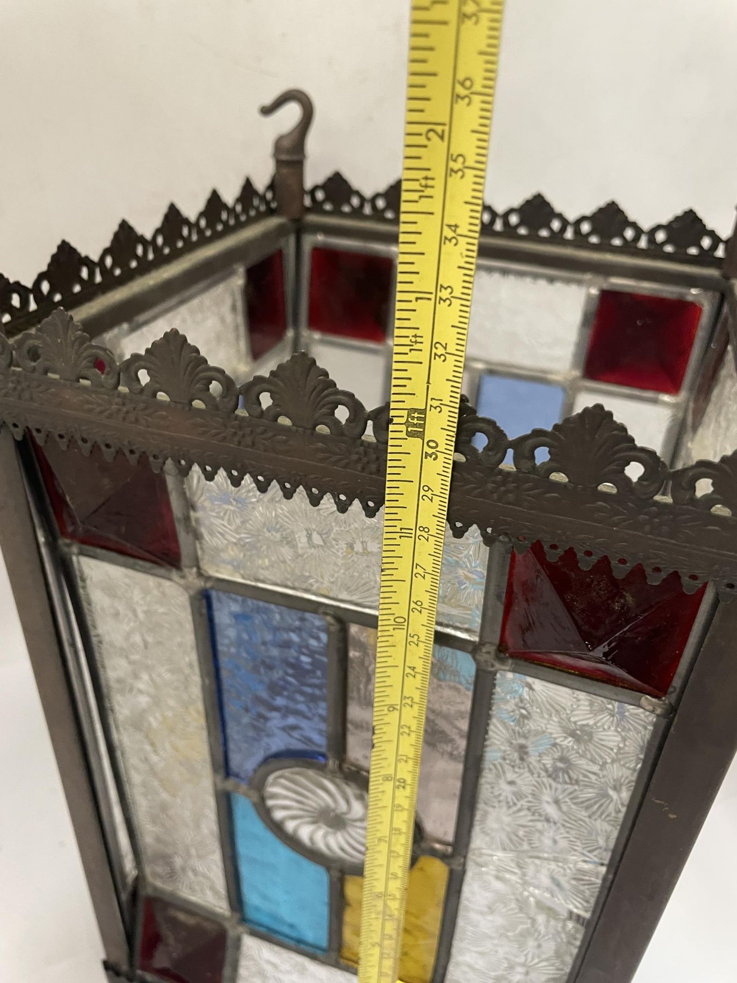 A VINTAGE COLOURED AND LEADED GLASS LANTERN, GLASS A/F, HEIGHT 31CM - Image 4 of 4