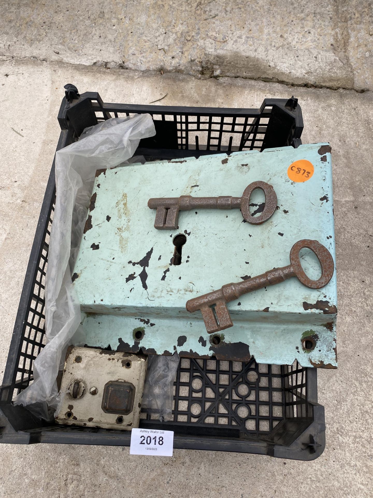 A VERY LARGE HEAVY DUTY VINTAGE LOCK WITH KEYS - Image 2 of 5