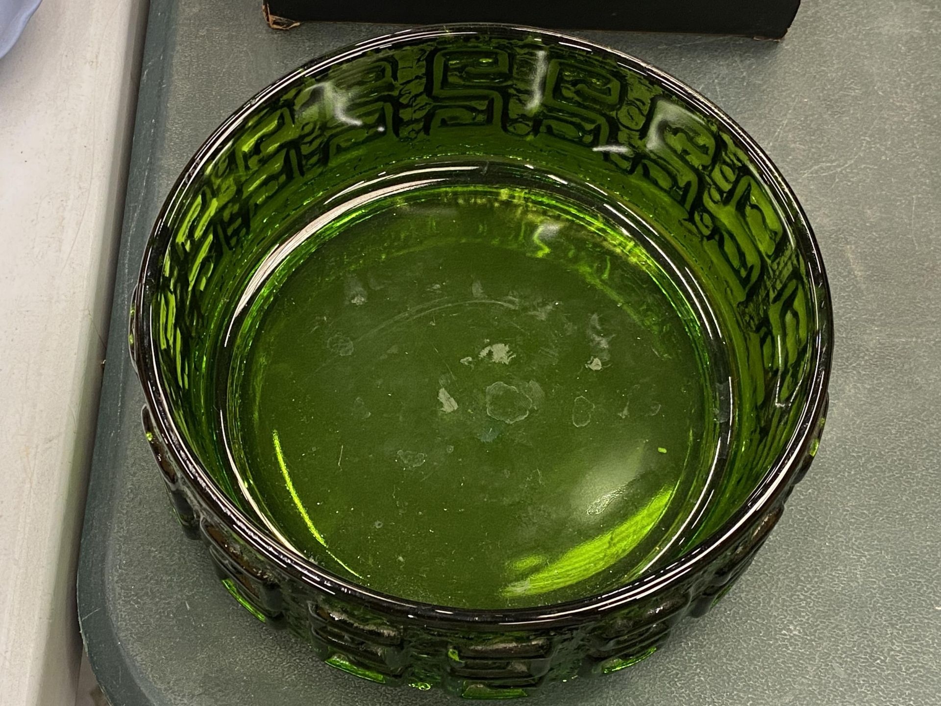 A WHITEFRIARS GREEN GLASS BOWL, DIAMETER 19.5CM - Image 2 of 3