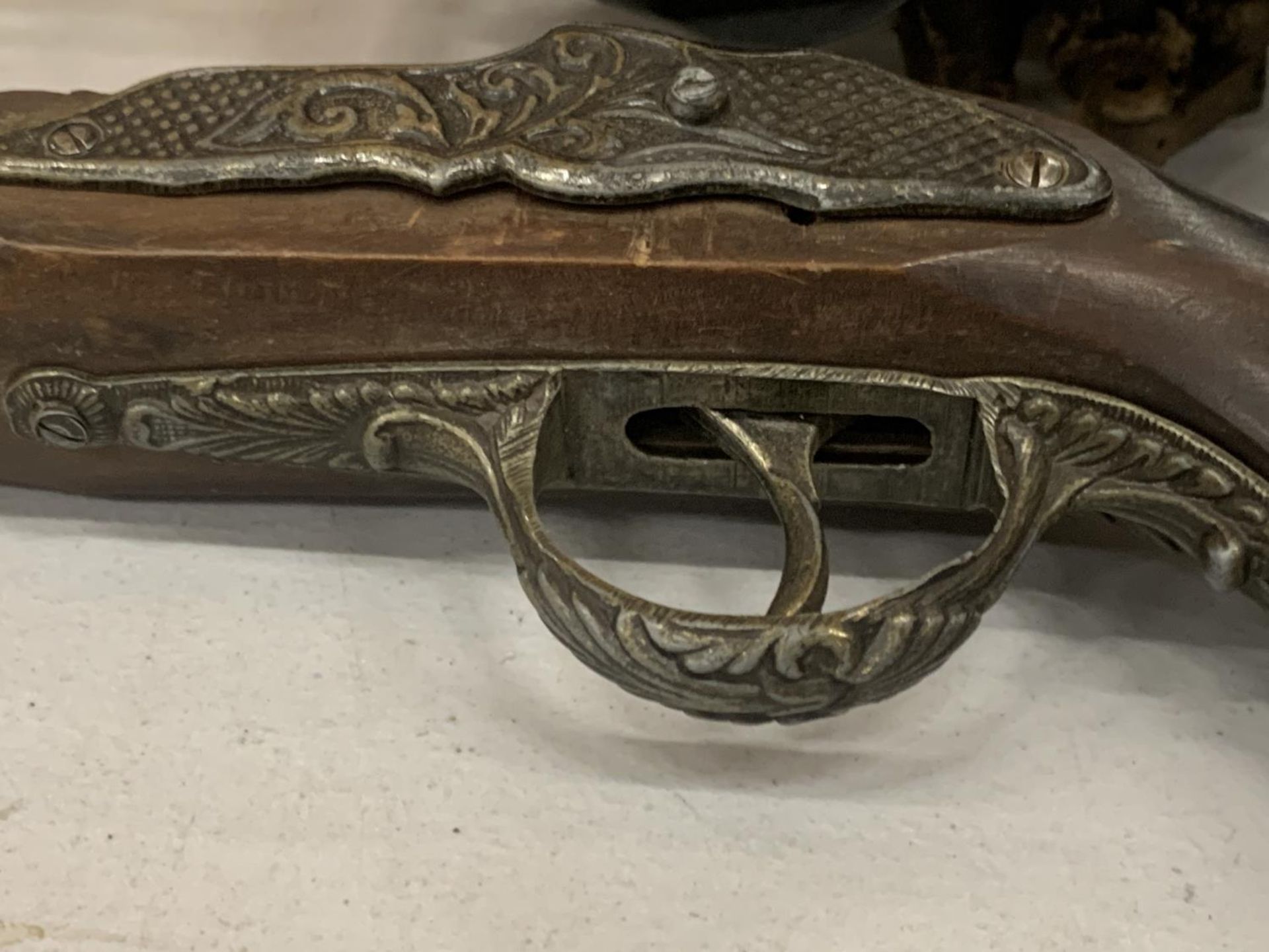 A PAIR OF VINTAGE STYLE ORNAMENTAL PISTOLS - Image 4 of 4