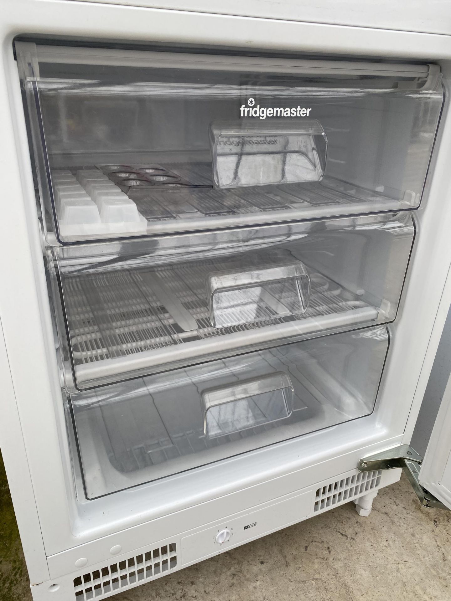 A WHITE INTERGRATED UNDERCOUNTER FREEZER - Image 3 of 3