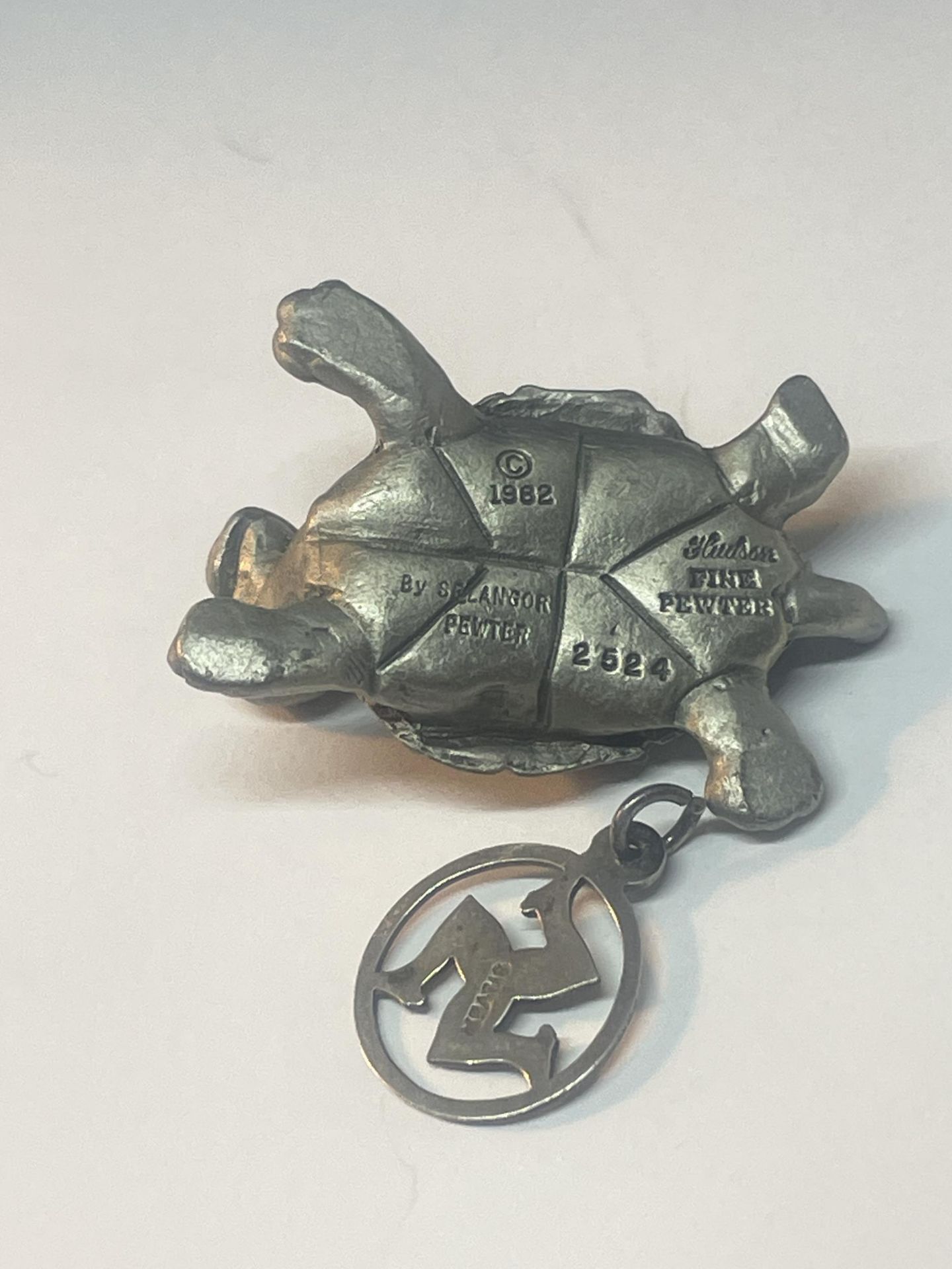 FOUR ITEMS TO INCLUDE A MINIATURE PEWTER TORTOISE, TWO WHITE METAL FIGURES - A DOG AND A CAT AND A - Bild 4 aus 4