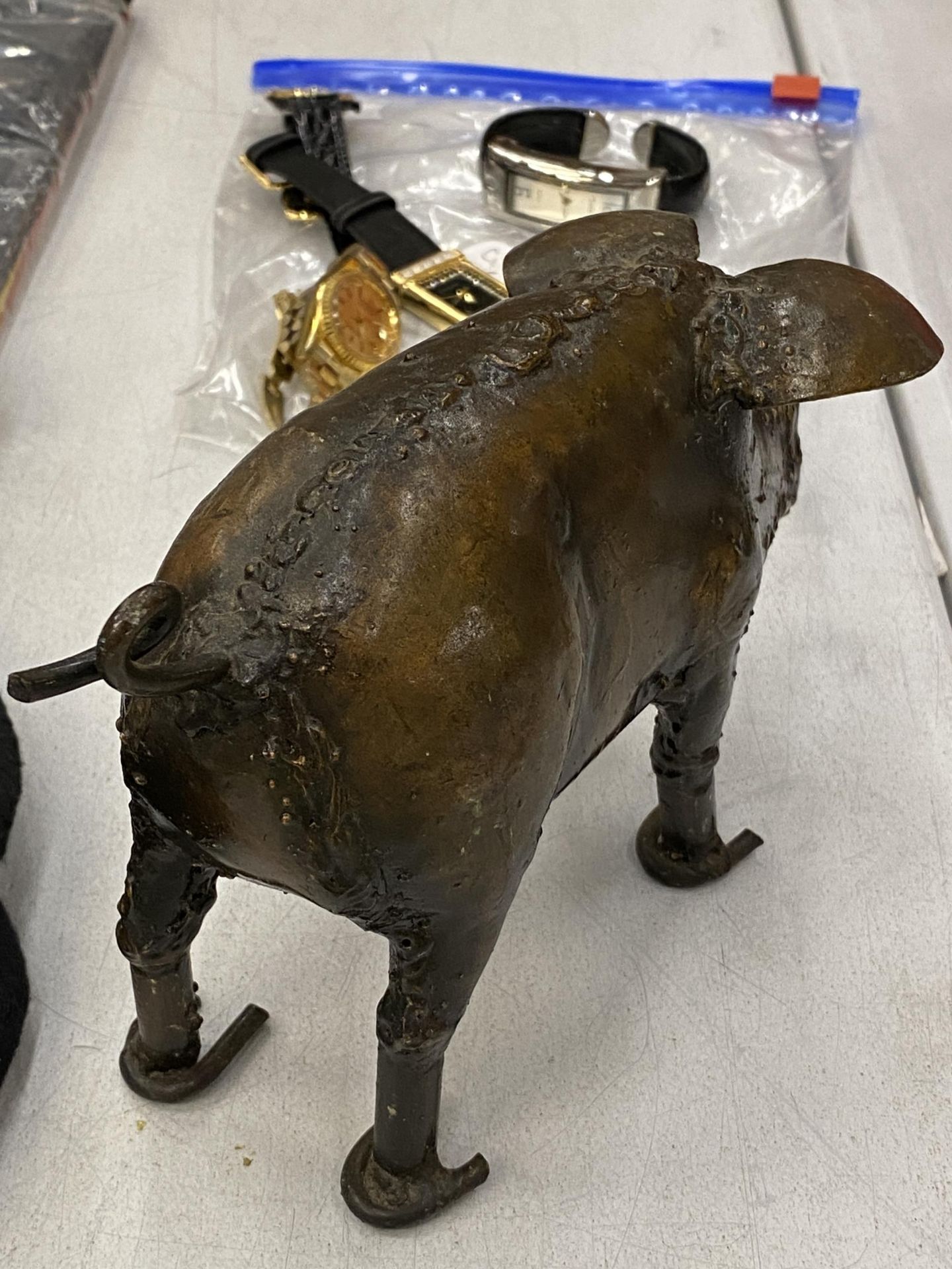 A HAND SCULPTED METAL PIG, HEIGHT 12CM - Image 3 of 3
