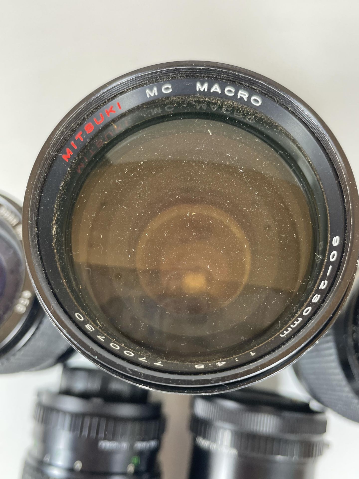 A GROUP OF FIVE VINTAGE CAMERA LENS' - TAMRON BBAR MC, MITSUKI MACRO, VIVITAR MACRO FOCUSING ZOOM, - Image 4 of 7