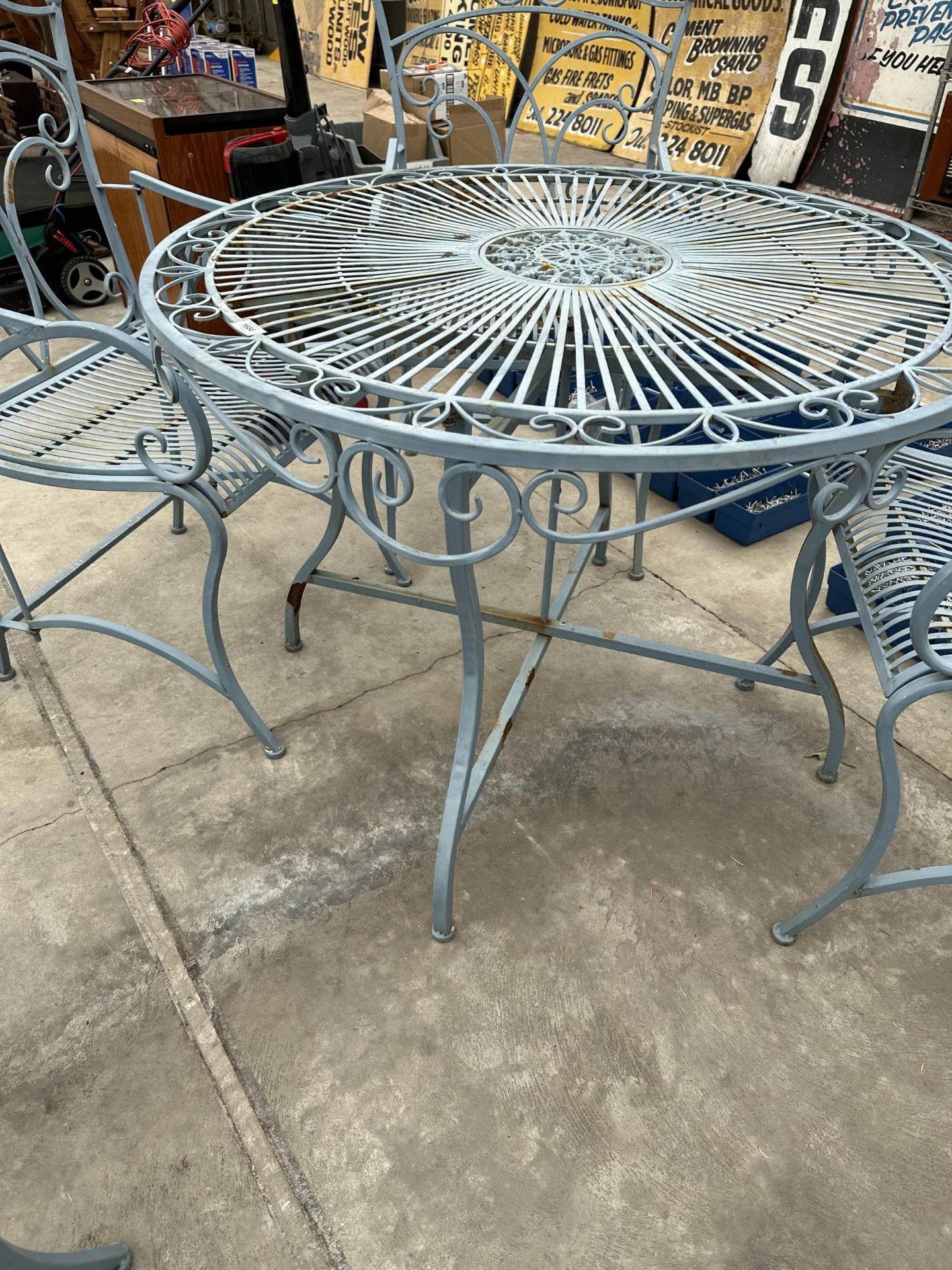 A METAL GARDEN TABLE AND FOUR FOLDING CARVER CHAIRS - Bild 3 aus 5