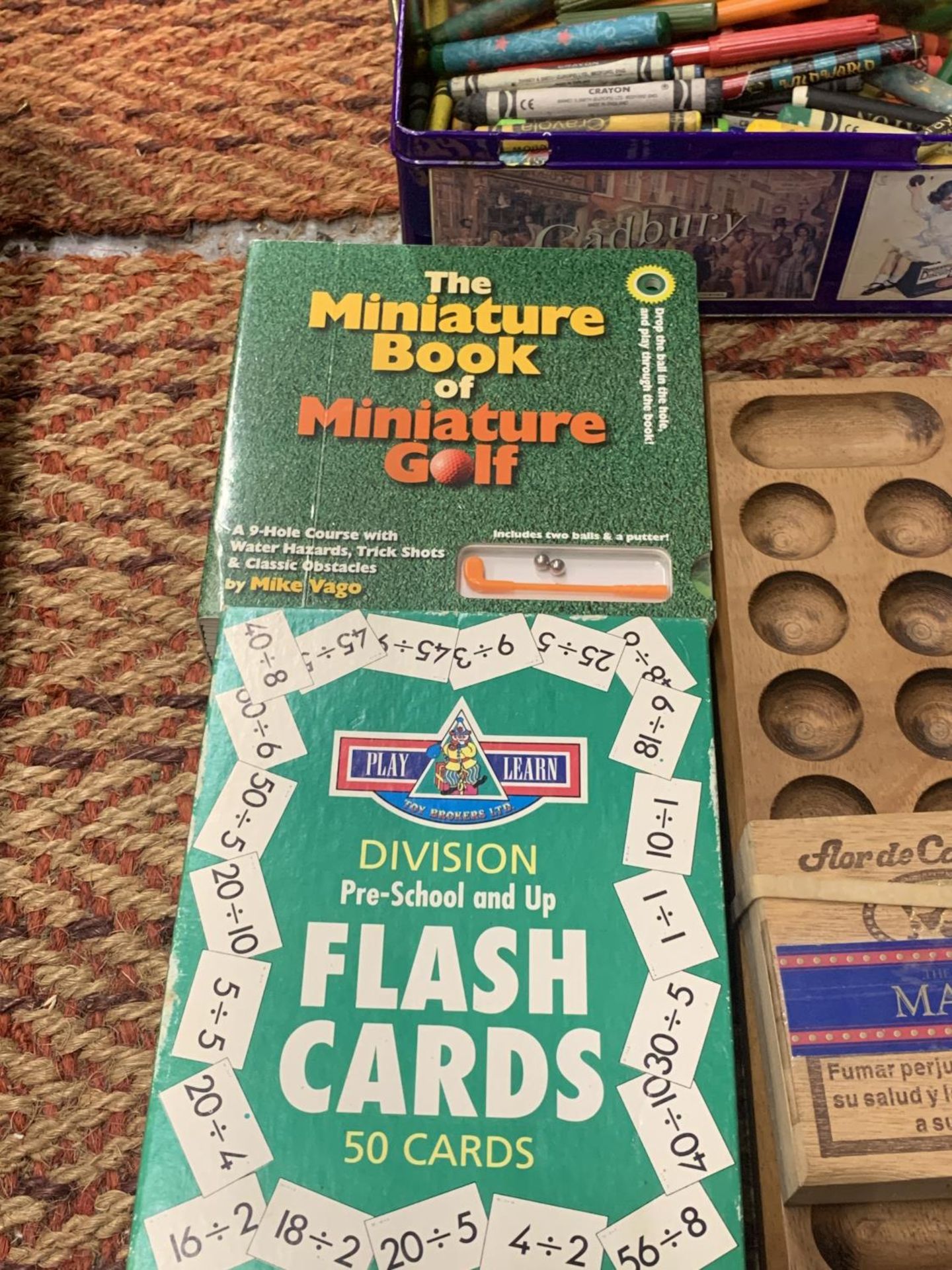 A MIXED LOT TO INCLUDE VARIOUS GAMES - TEXAS HOLD EM POKER, WHO AM I MUSIC EDITION, CRAYOLA CRAYONS, - Image 4 of 5