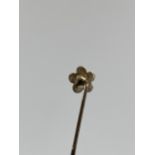 A VINTAGE 9CT YELLOW GOLD STICK PIN BROOCH WITH BLUE ENAMEL FLORAL HEAD