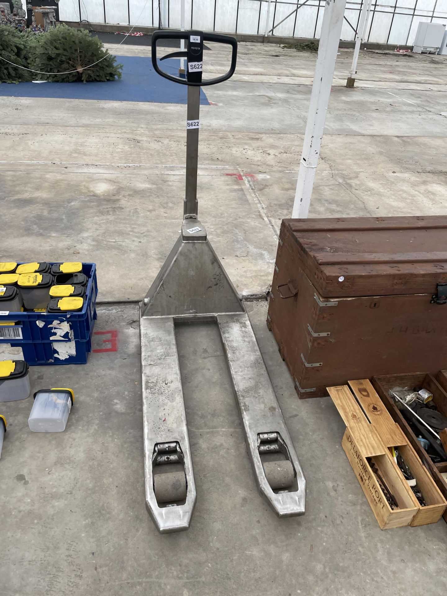 A STAINLESS STEEL TOYOTA PALLET PUMP TRUCK (AS NEW)