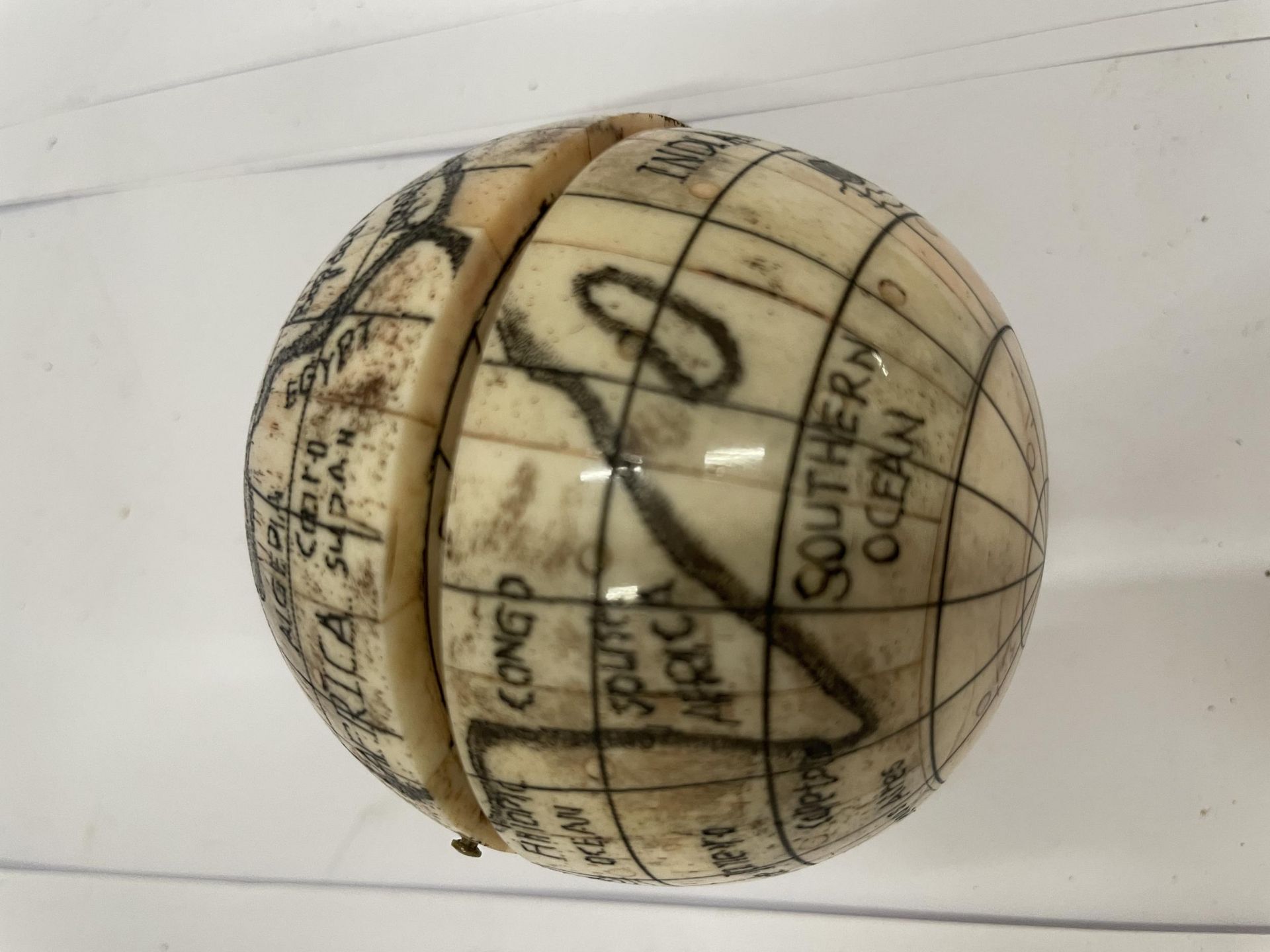 A VINTAGE BONE GLOBE COMPASS - Image 3 of 3