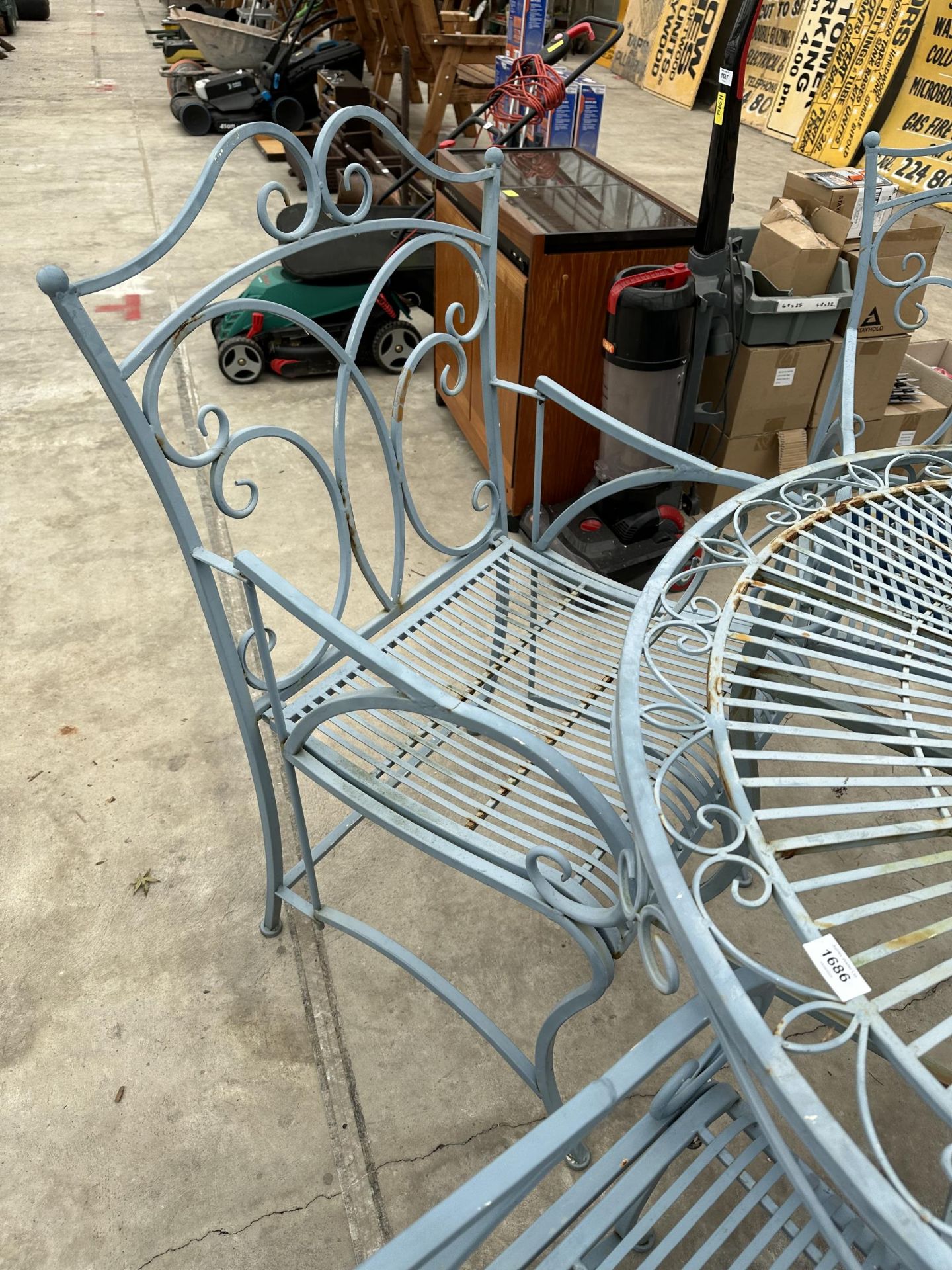 A METAL GARDEN TABLE AND FOUR FOLDING CARVER CHAIRS - Bild 5 aus 5