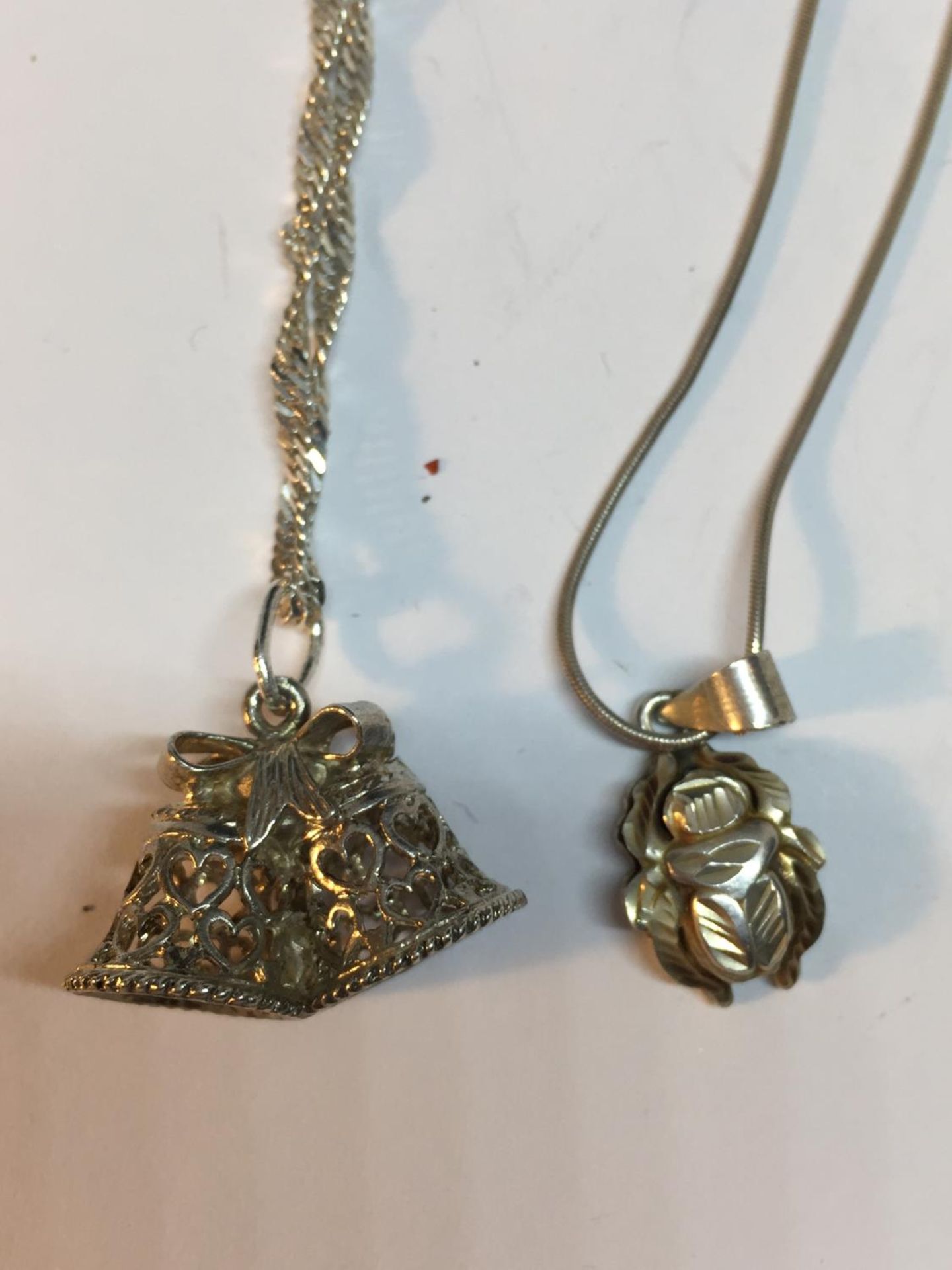 FOUR SILVER NECKLACES WITH PENDANT - Bild 2 aus 3