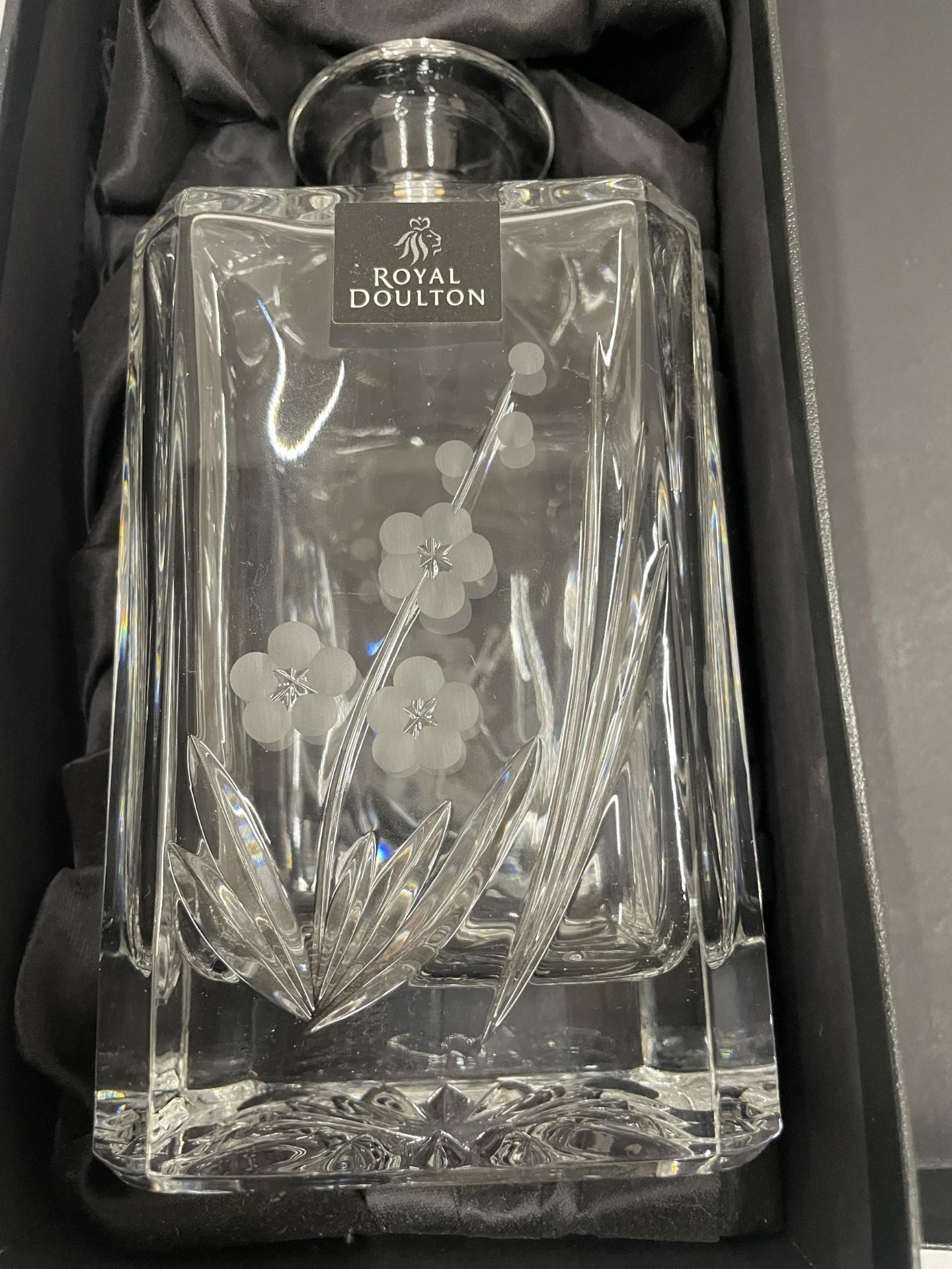 A BOXED ROYAL DOULTON GLASS DECANTER WITH ETCHED FLORAL DESIGN - Image 2 of 4
