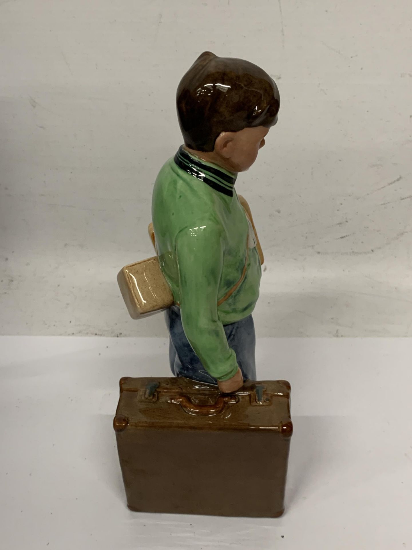 A ROYAL DOULTON LIMITED EDITION THE BOY EVACUEE HN3202 - Bild 2 aus 4